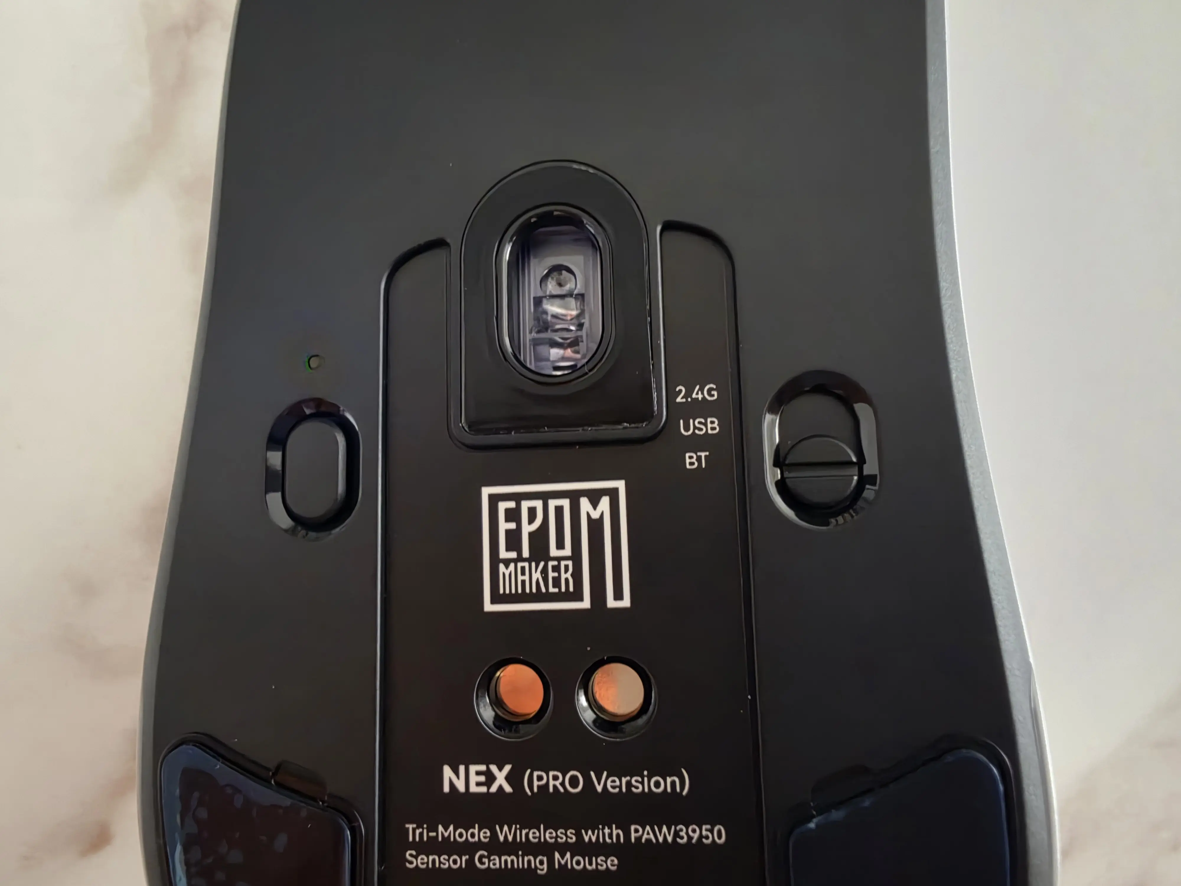 Dessous de l’EPOMAKER NEX Pro avec son capteur optique, ses patins et son sélecteur de connexion