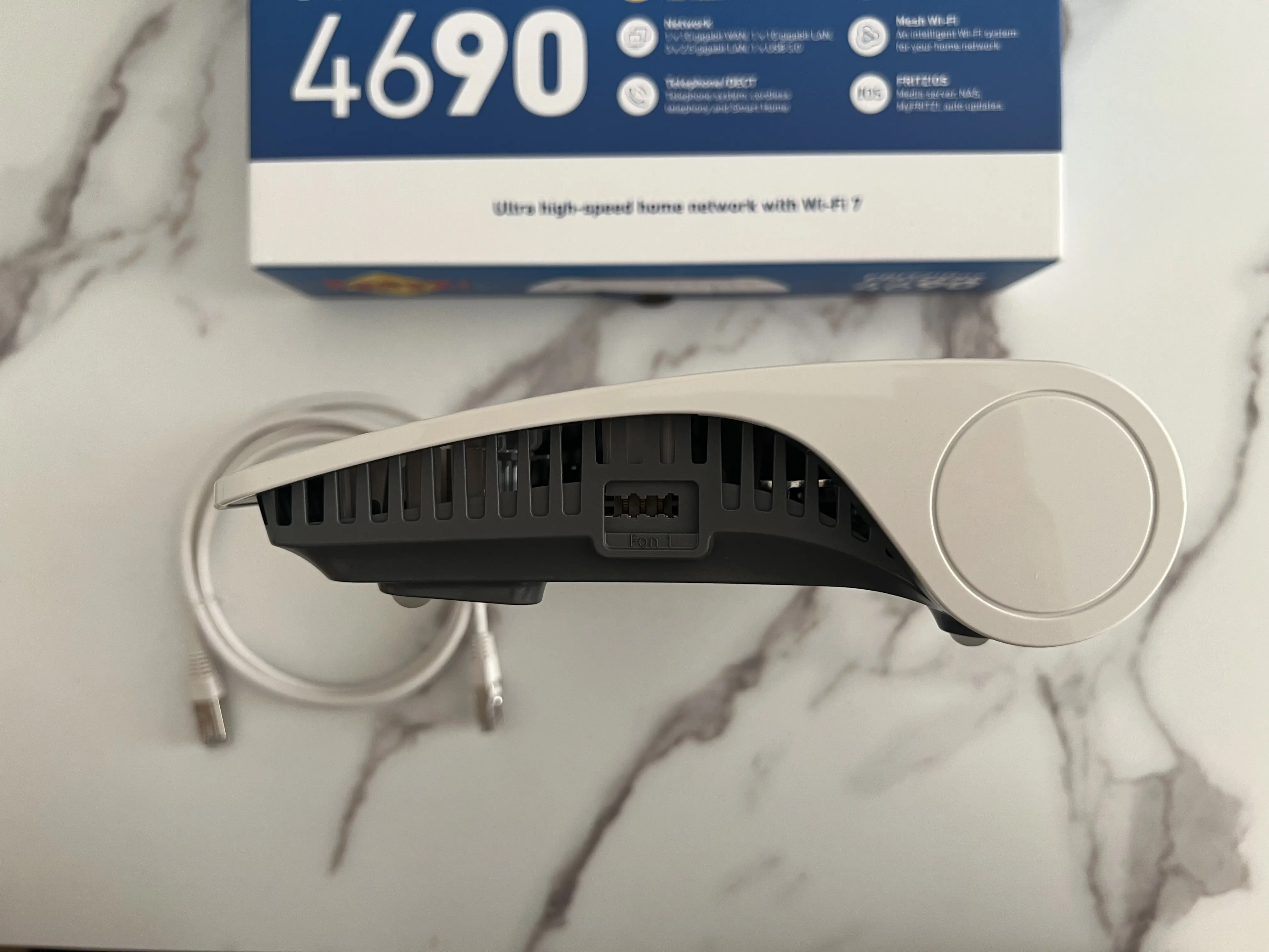 Côté de la FRITZ!Box 4690 montrant une prise téléphonique analogique Fon 1