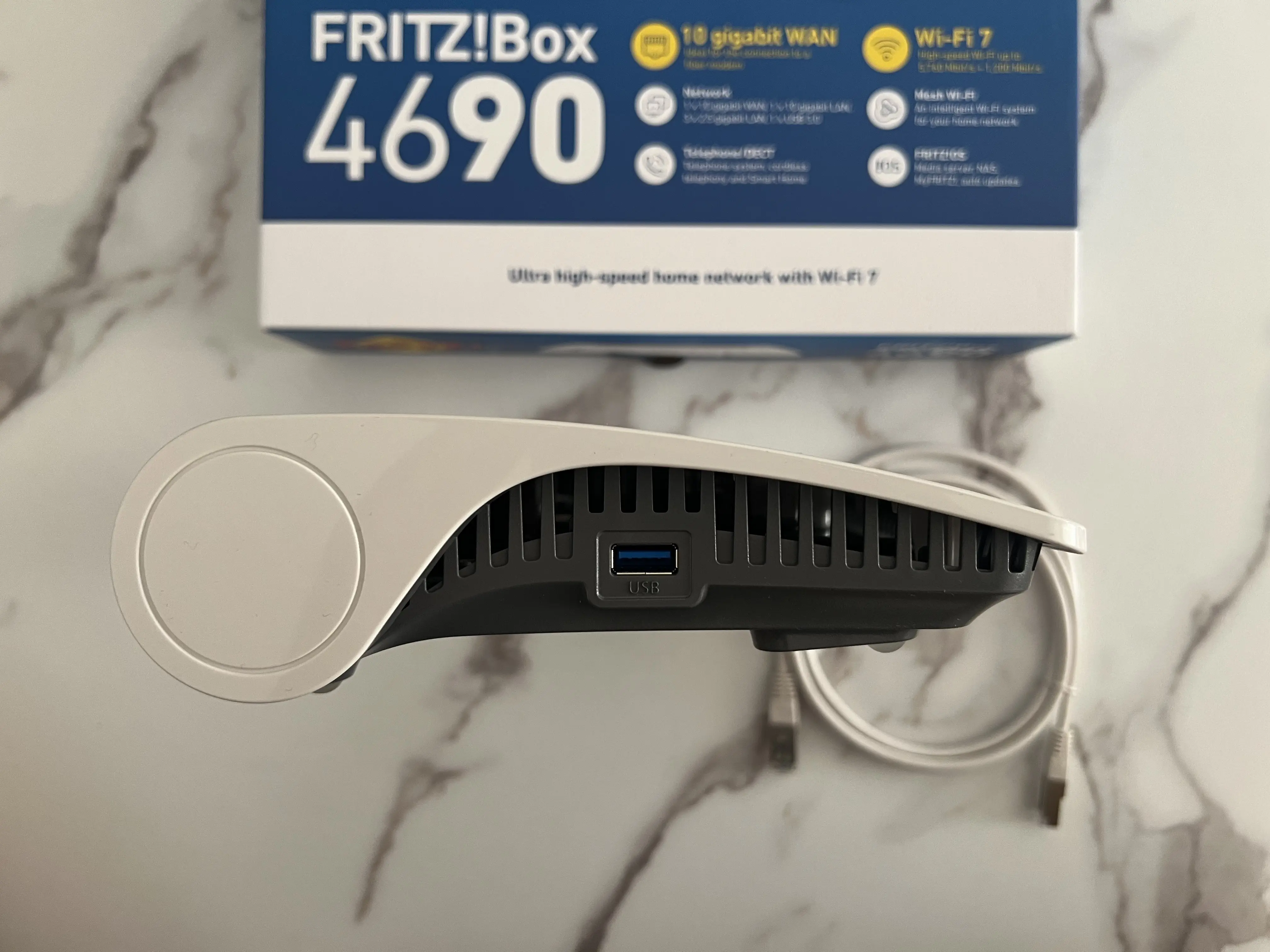 Port USB 3.0 situé sur le côté de la FRITZ!Box 4690