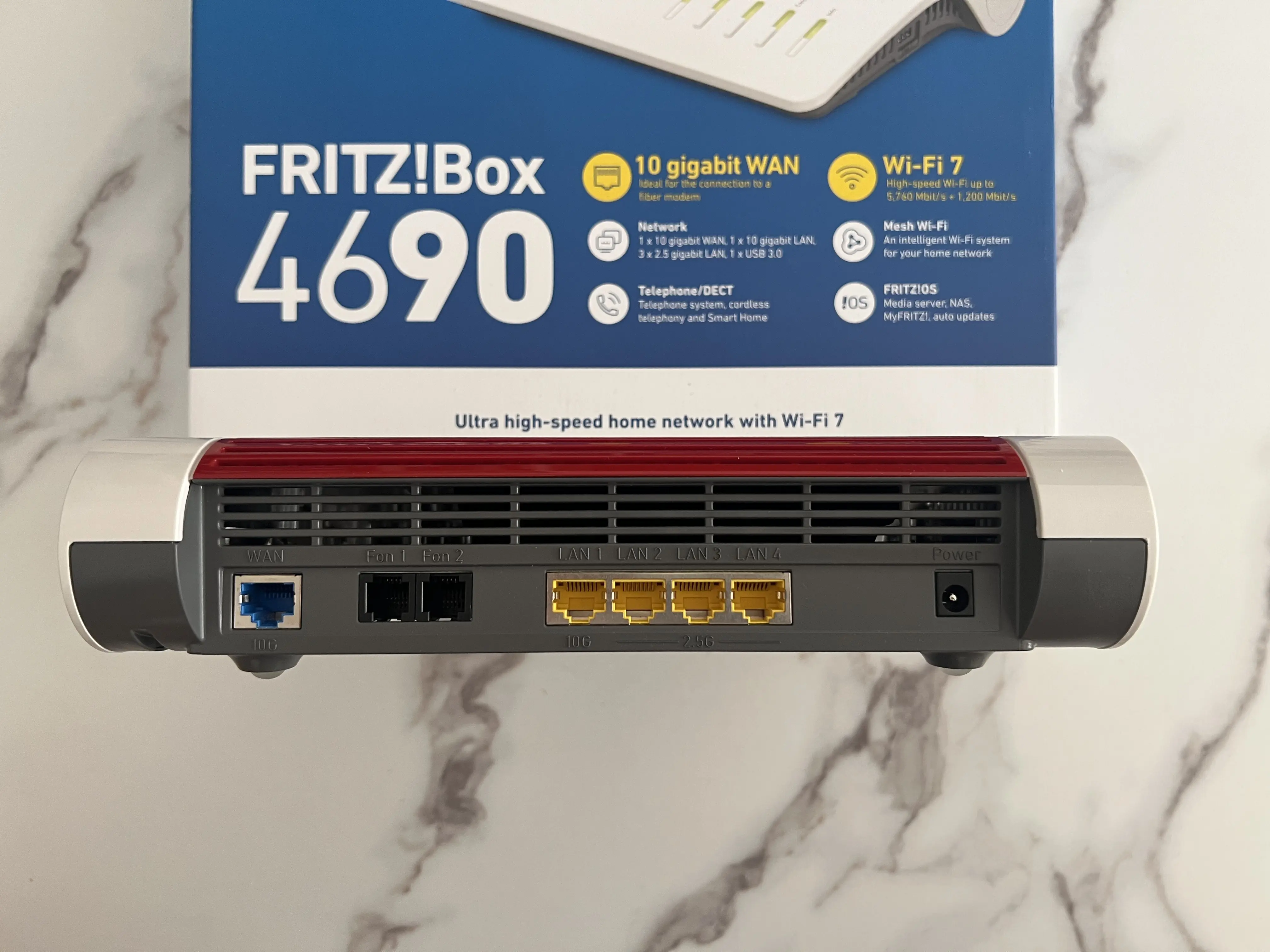 Arrière de la FRITZ!Box 4690 avec port WAN 10 Gb/s, deux prises téléphone, quatre ports LAN et alimentation