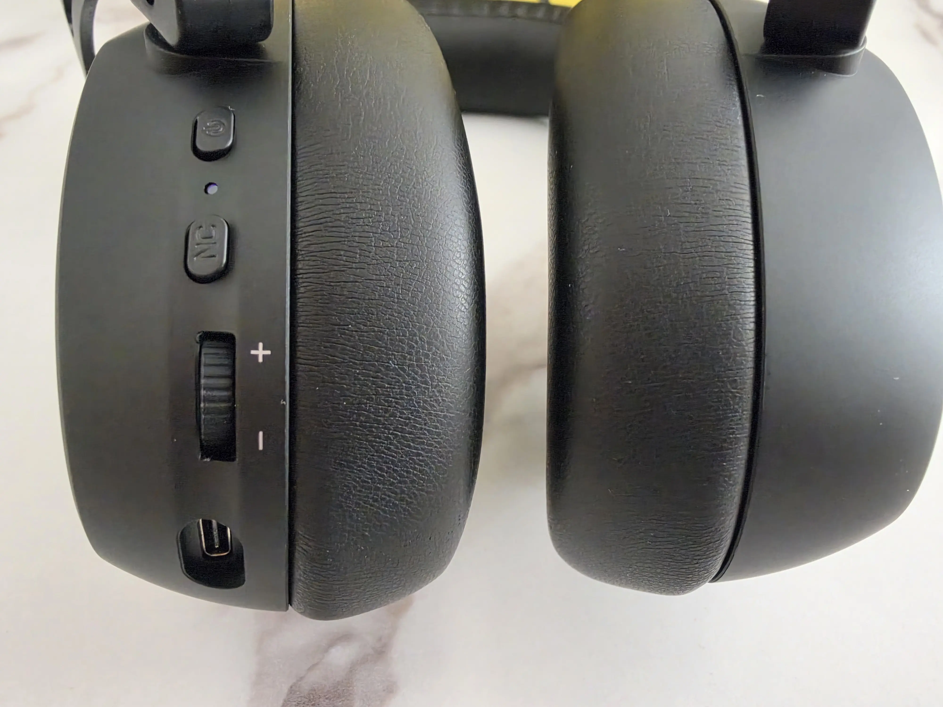 Coussinets en mousse à mémoire de forme et commandes du HATOR Hypergang 3 Wireless