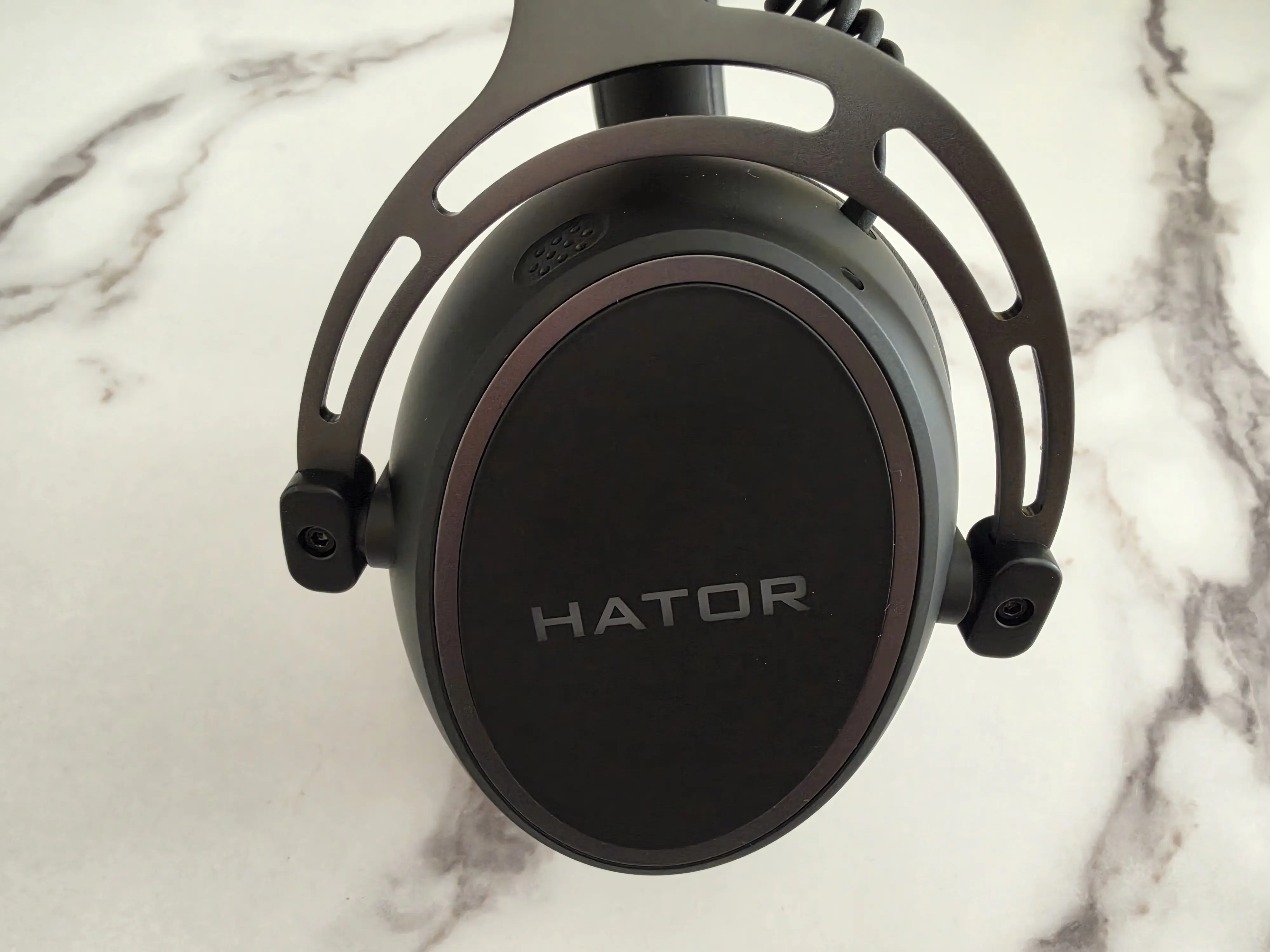 Écouteur noir du HATOR Hypergang 3 Wireless avec sa finition mate et son articulation