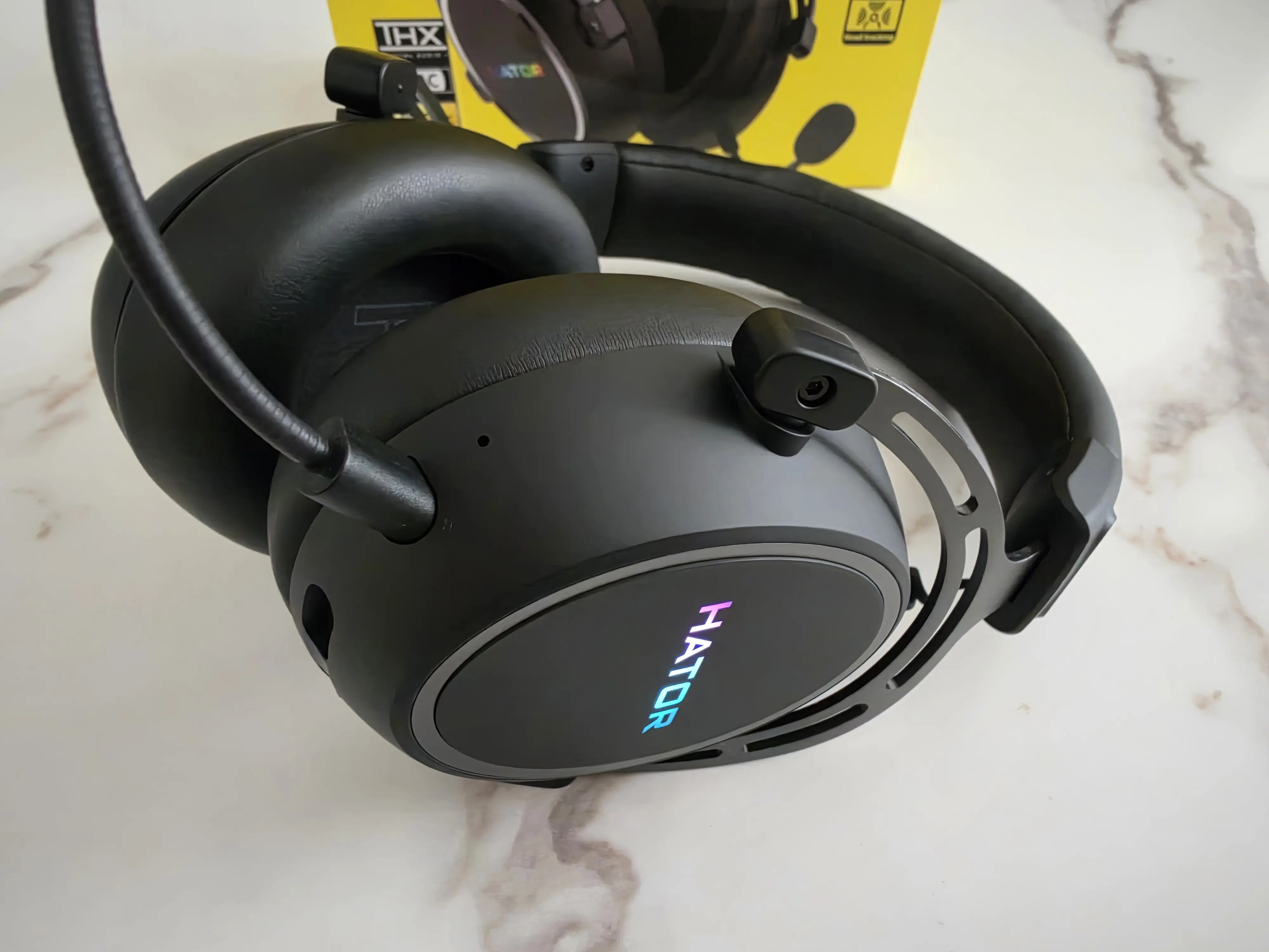 Microphone amovible du HATOR Hypergang 3 Wireless avec le logo RGB et l’articulation de l’écouteur
