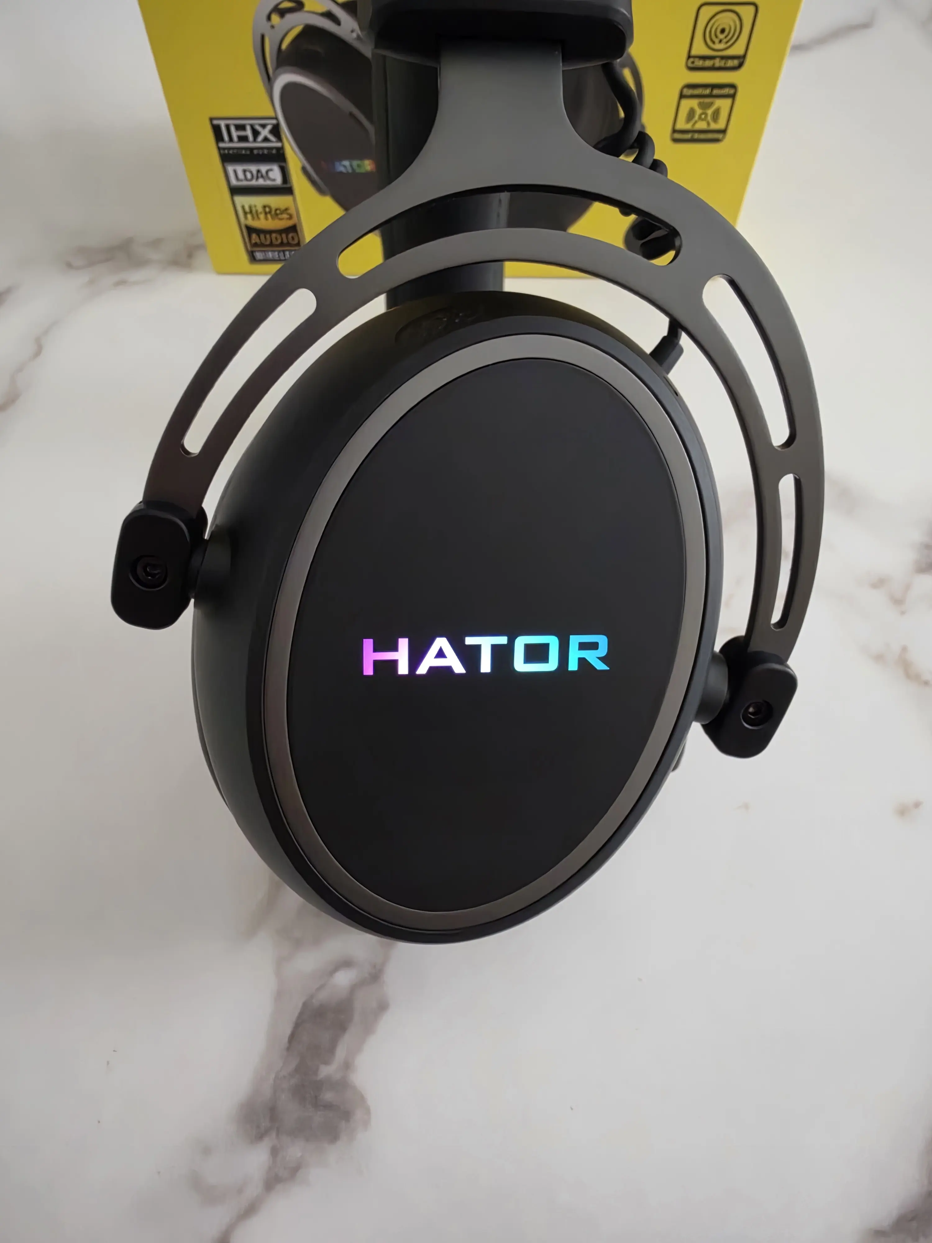 Logo HATOR éclairé en RGB sur l’écouteur du Hypergang 3 Wireless