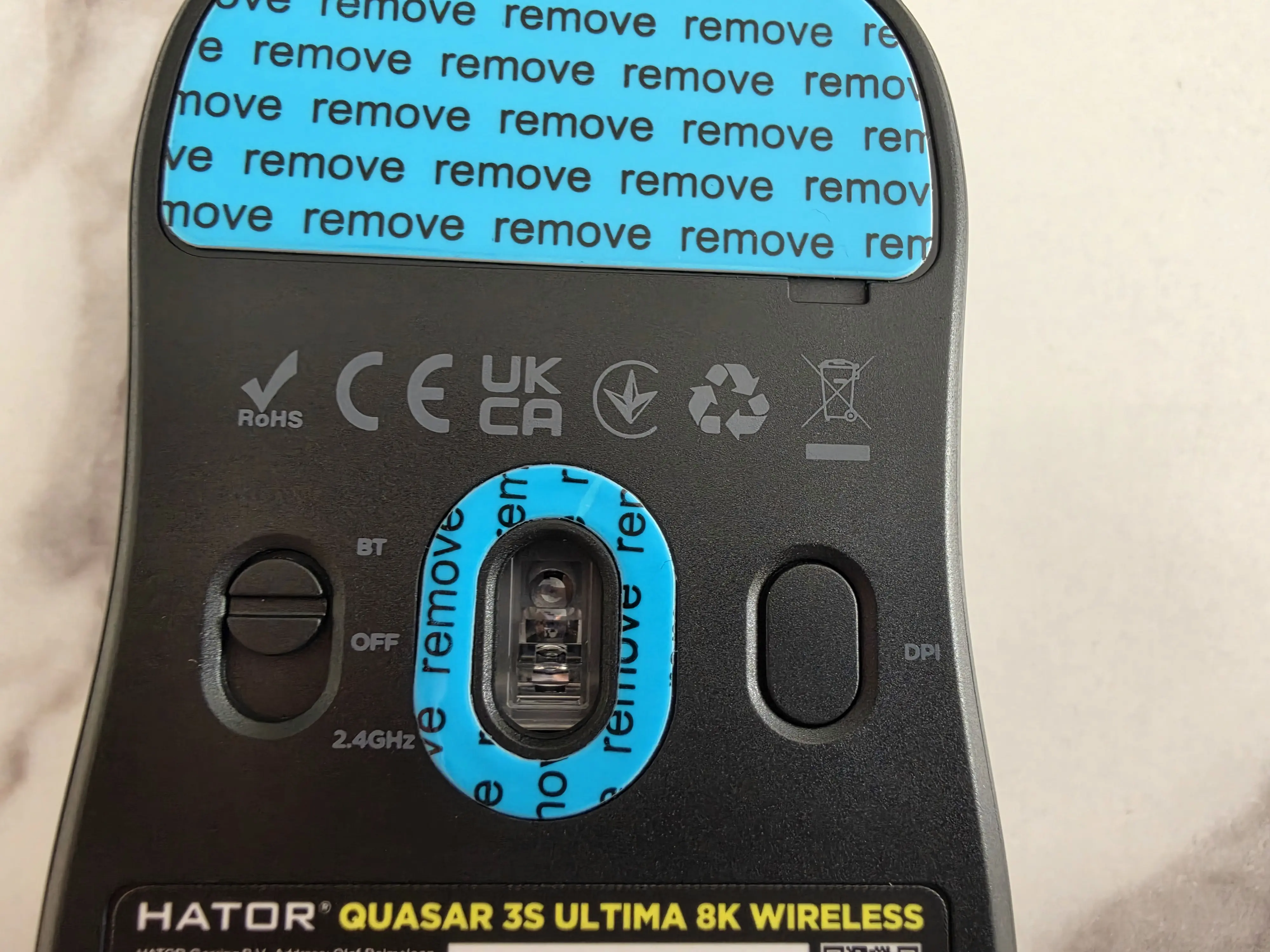 Dessous de la HATOR Quasar 3S Ultima 8K Wireless montrant le capteur, le sélecteur Bluetooth 2,4 GHz et les patins protégés