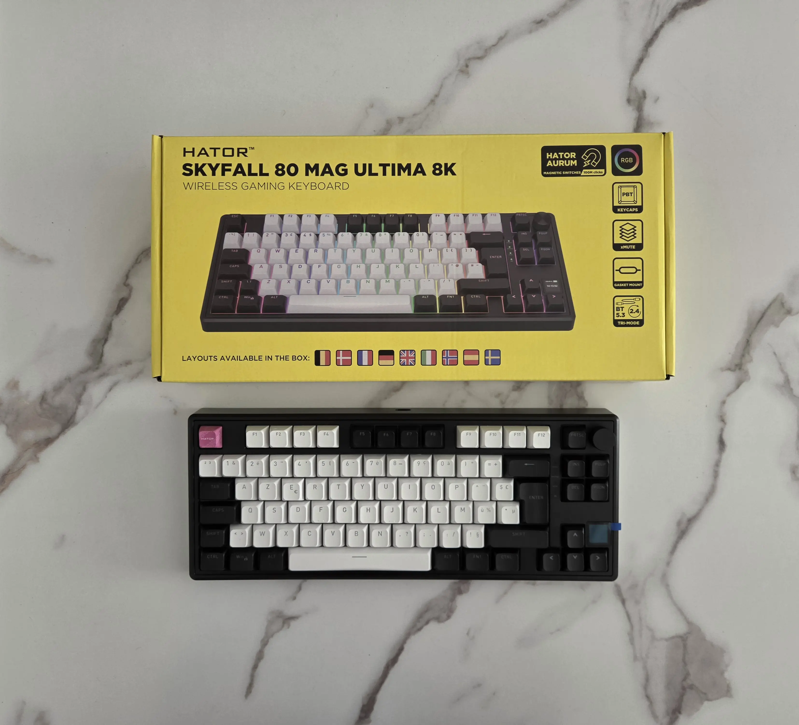 HATOR Skyfall 80 MAG Ultima 8K Wireless en disposition AZERTY française présenté devant sa boîte jaune