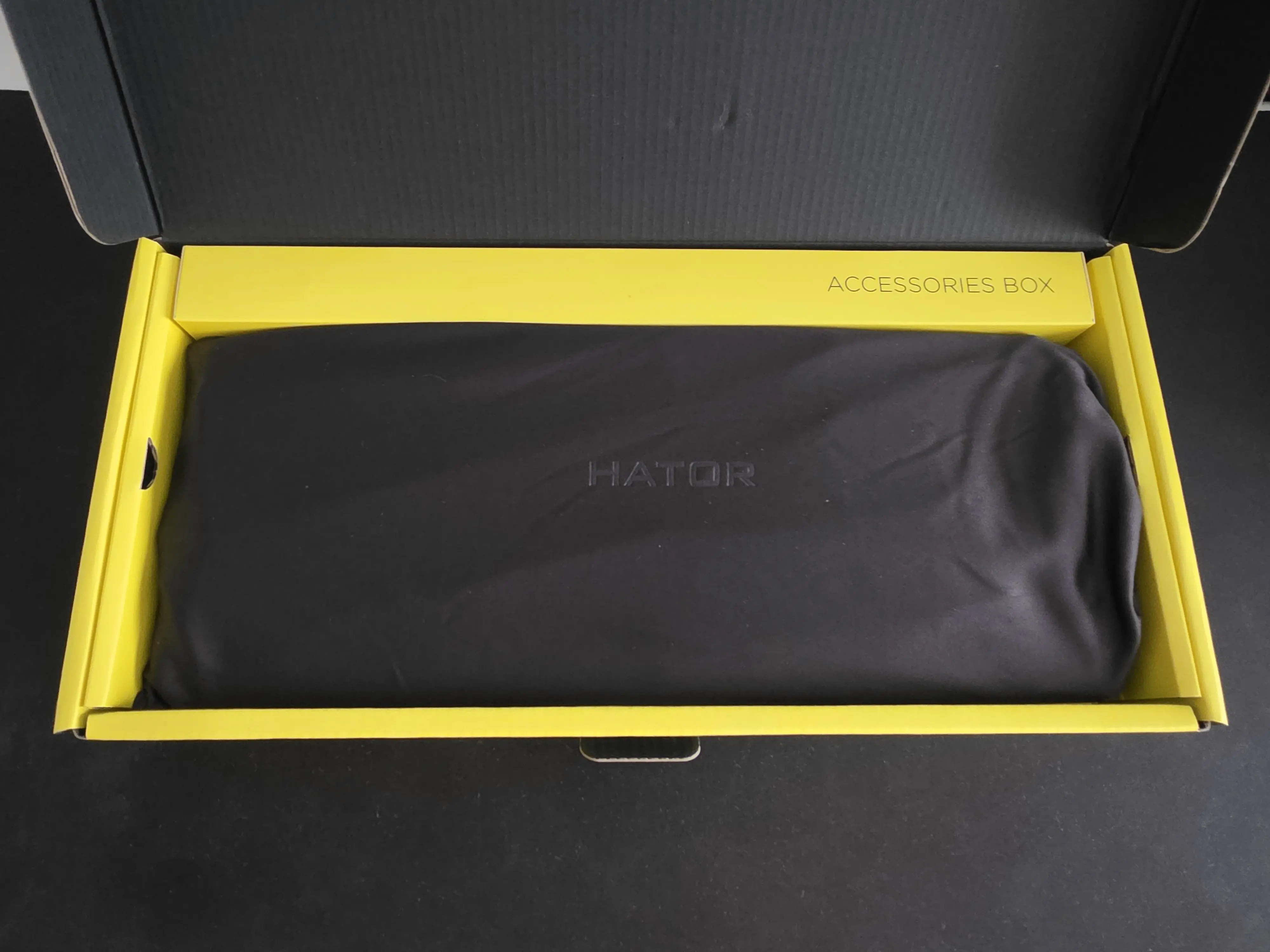 HATOR Skyfall 80 MAG Ultima 8K Wireless encore protégé dans sa boîte ouverte avec sa housse noire