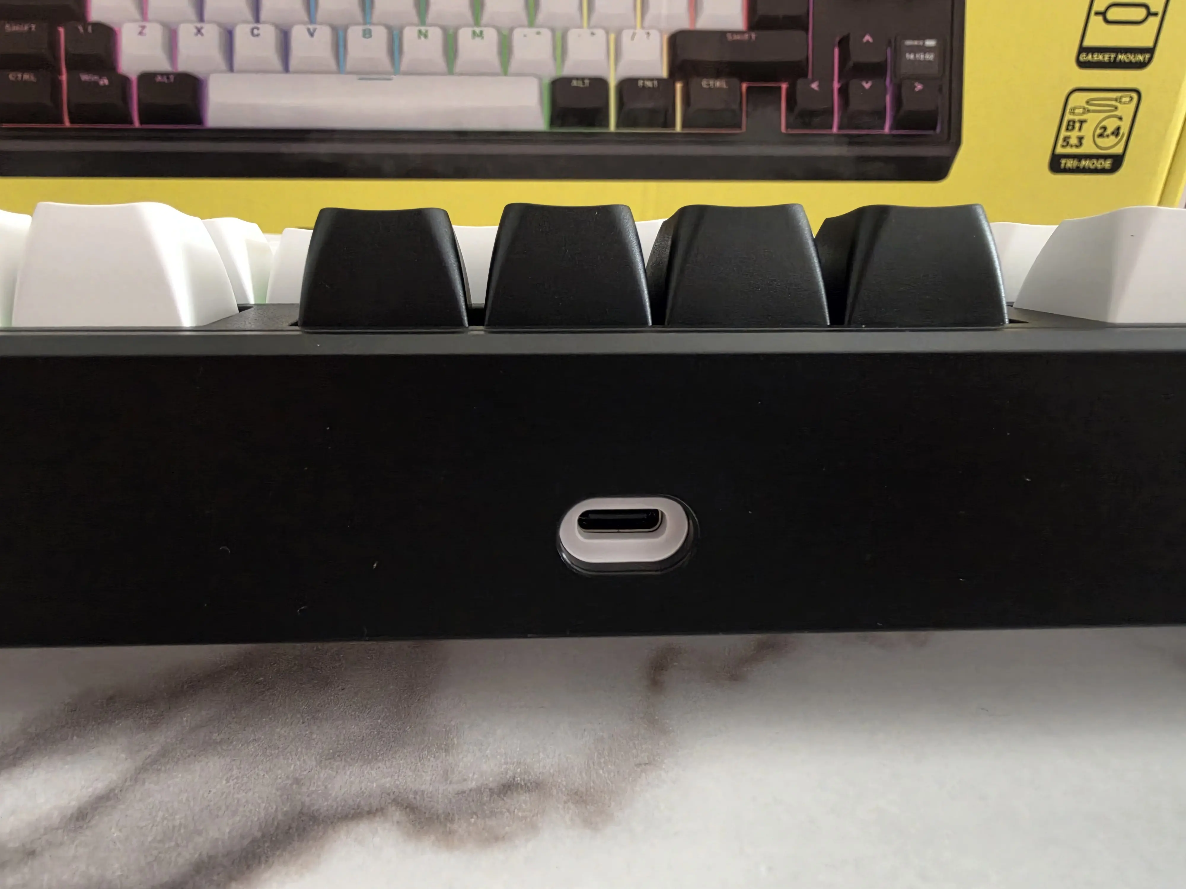 Port USB-C du HATOR Skyfall 80 MAG Ultima 8K Wireless sur la tranche arrière du clavier