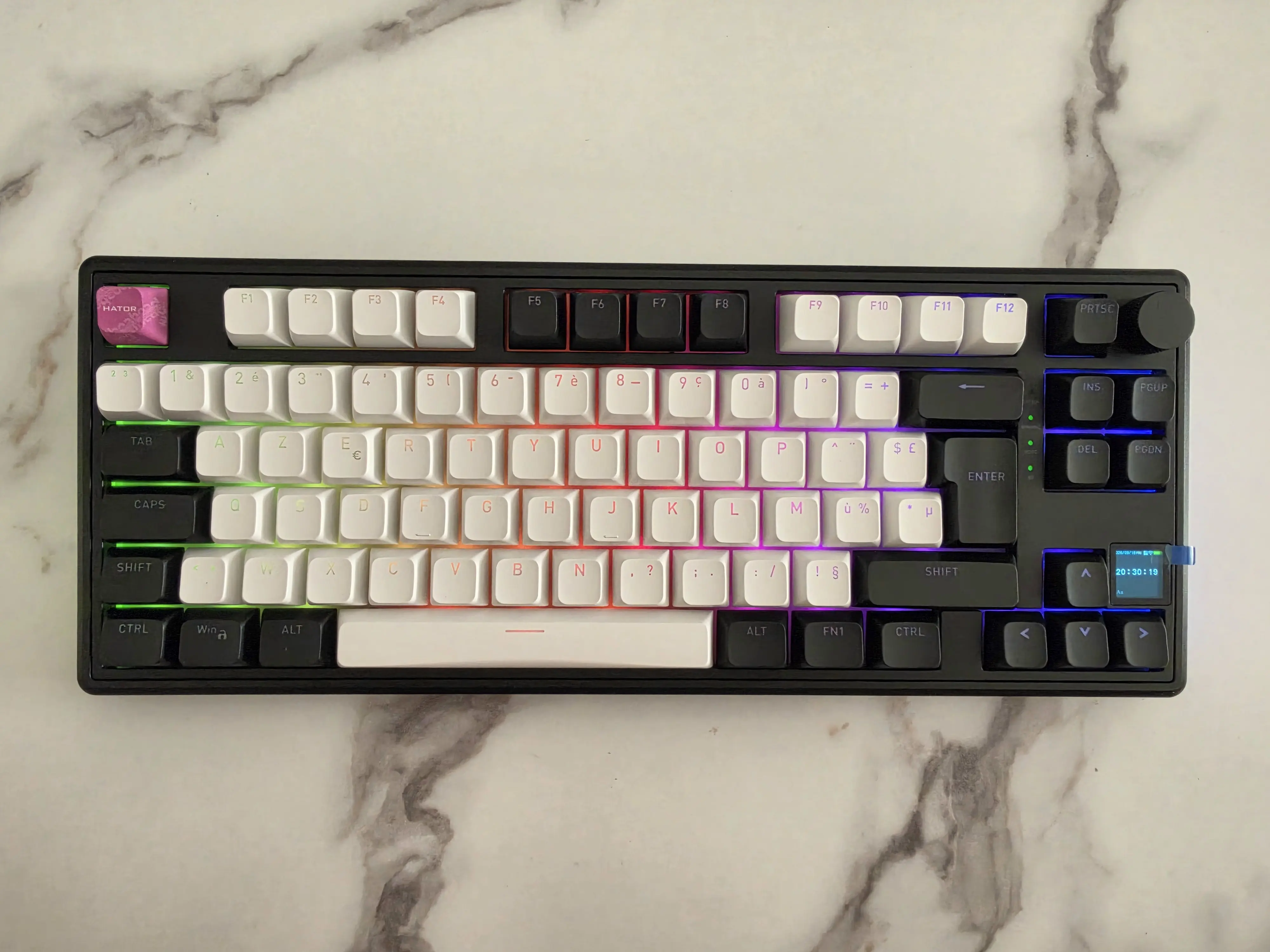 HATOR Skyfall 80 MAG Ultima 8K Wireless allumé avec son RGB multicolore et son petit écran TFT