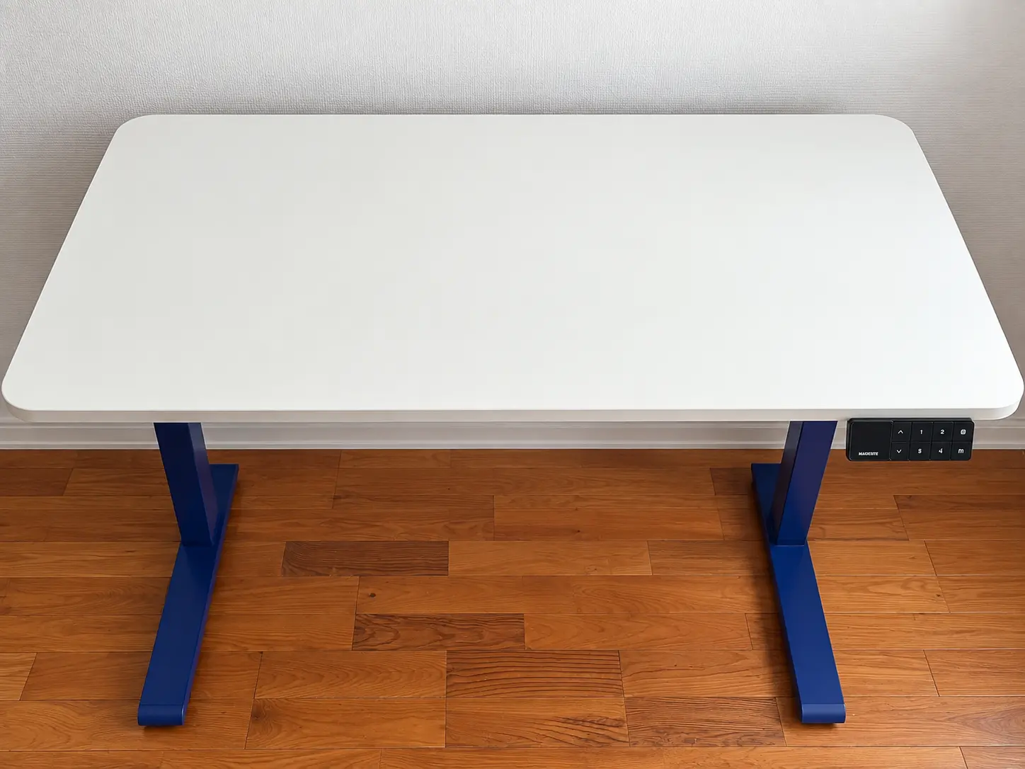 maidesite-t2-bureau-blanc-cadre-bleu