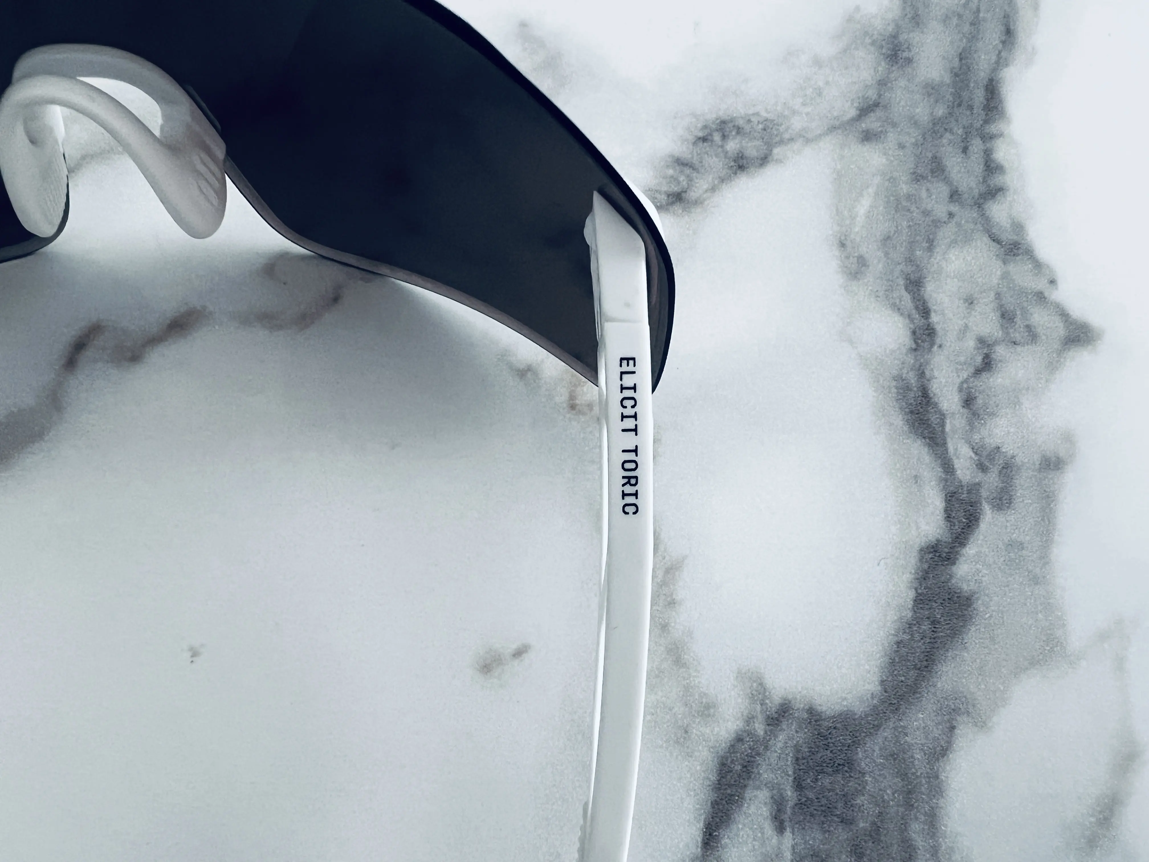 Branche blanche des POC Elicit Toric avec le marquage du modèle