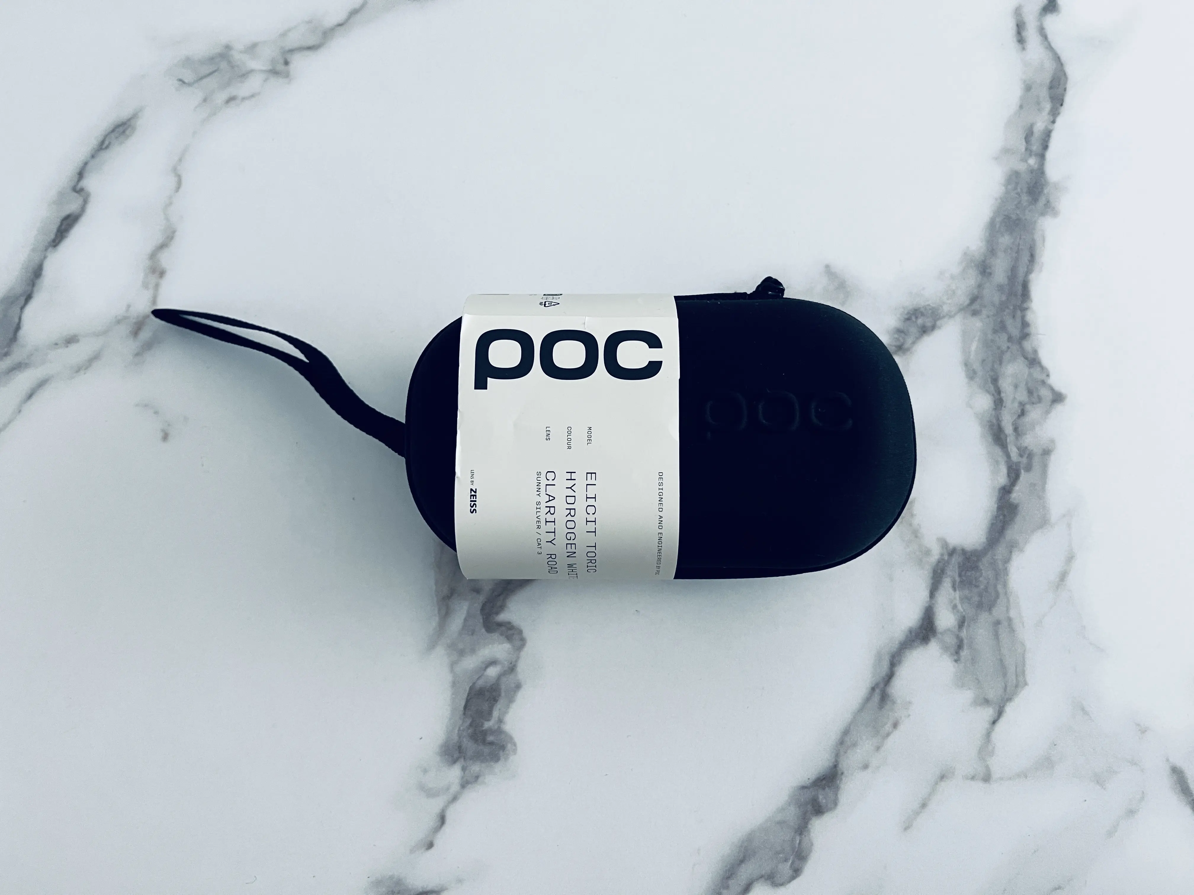 Étui rigide noir des POC Elicit Toric fermé