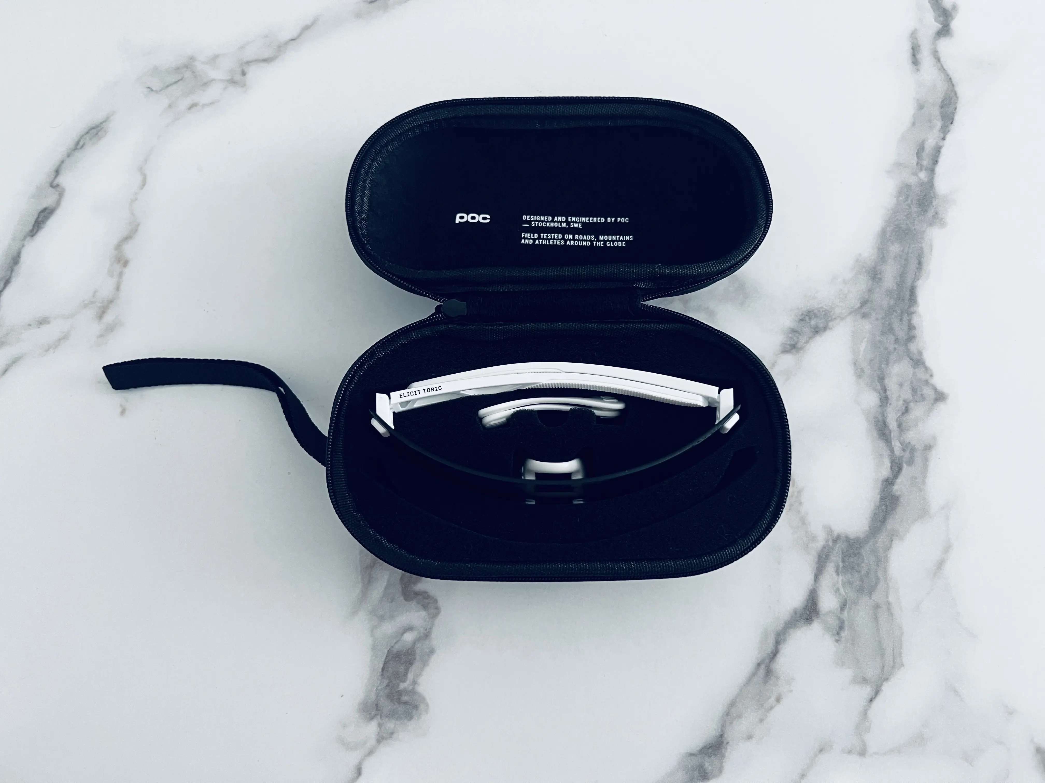 Étui ouvert des POC Elicit Toric vu de dessus avec les lunettes rangées