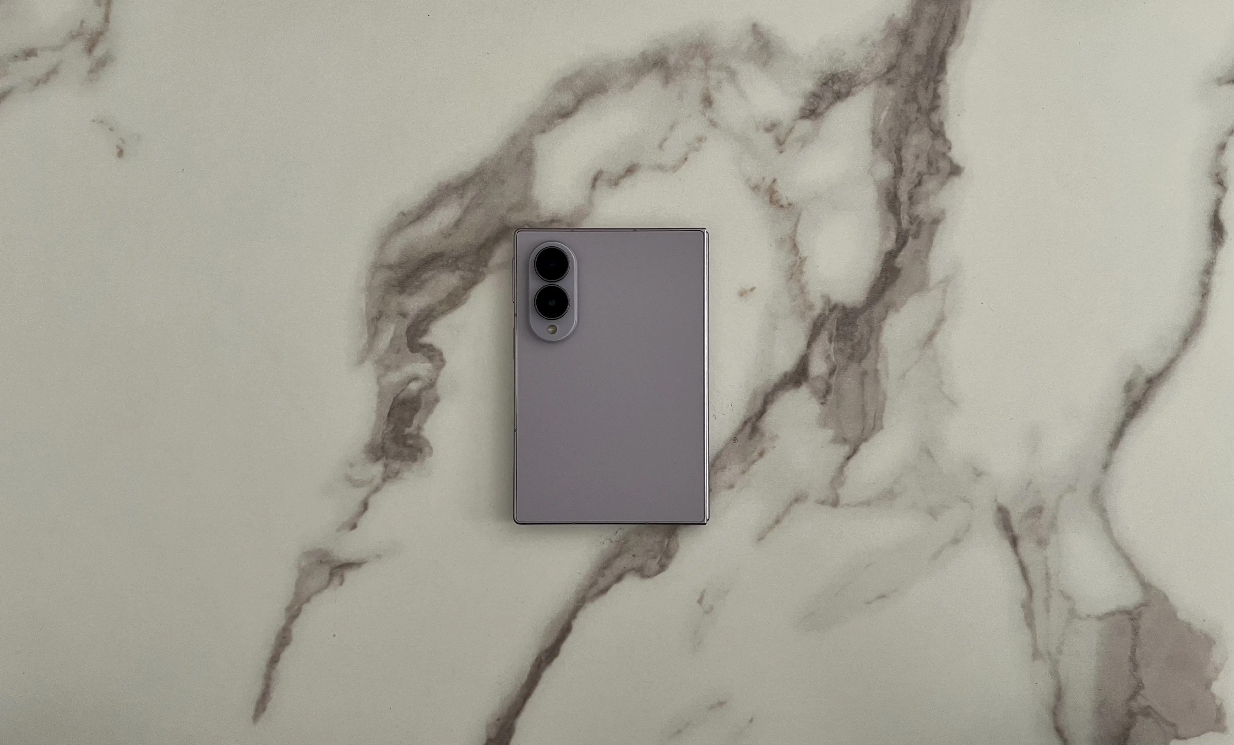 Dos Lavande du Samsung Galaxy Z Fold8 fermé avec ses deux capteurs photo