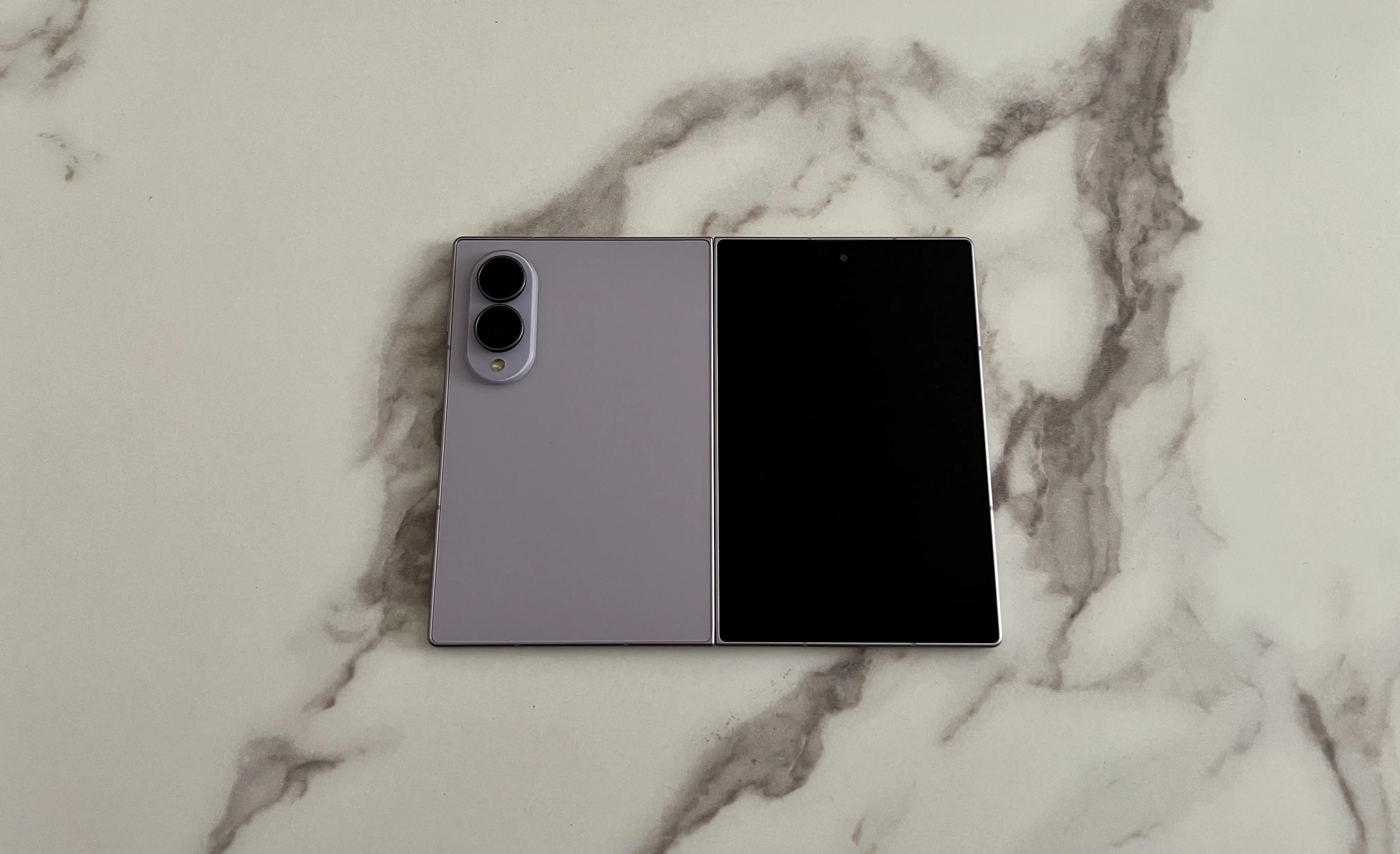 Samsung Galaxy Z Fold8 Lavande ouvert à plat avec son grand format déployé