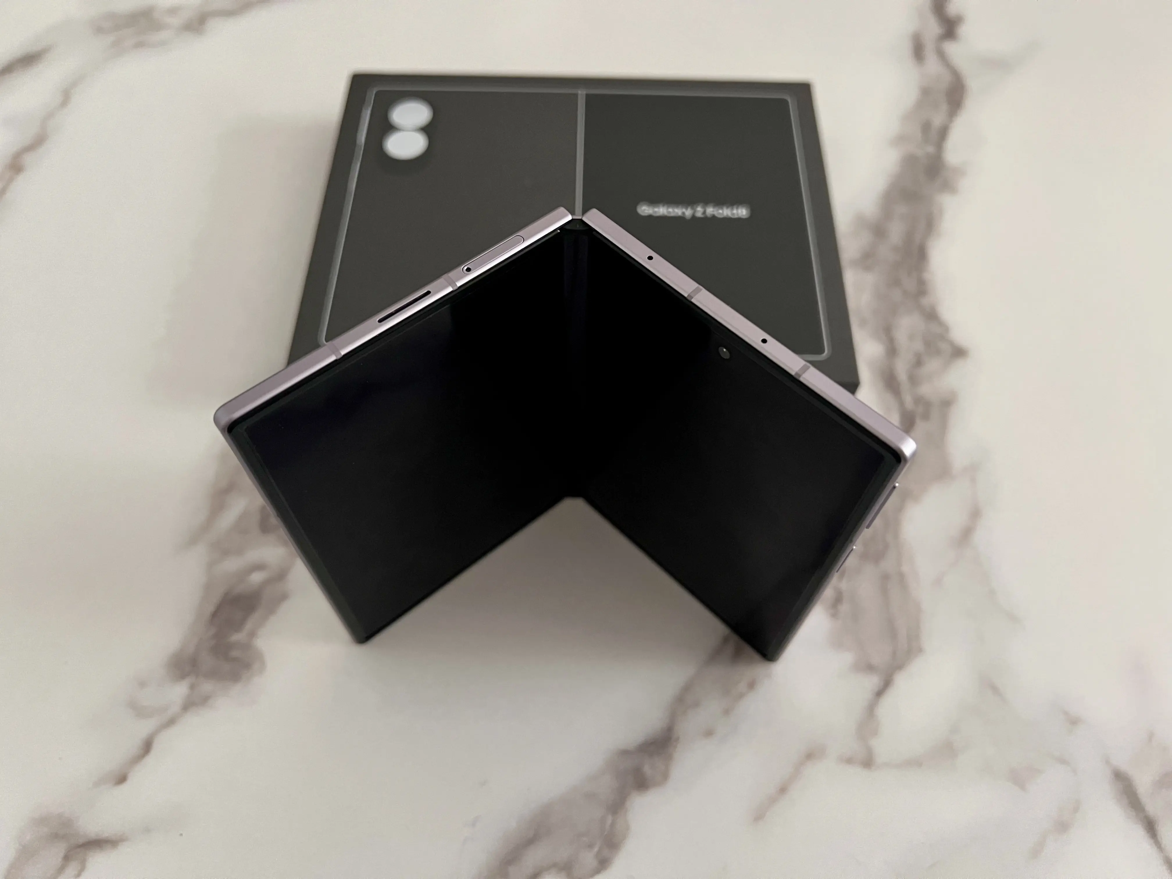 Samsung Galaxy Z Fold8 Lavande partiellement ouvert en V devant sa boîte