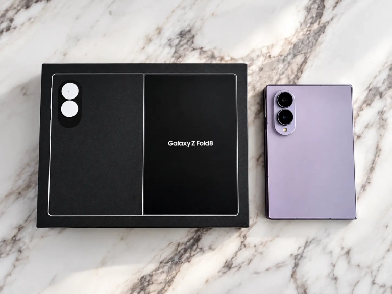 Samsung Galaxy Z Fold8 Lavande fermé à côté de sa boîte noire