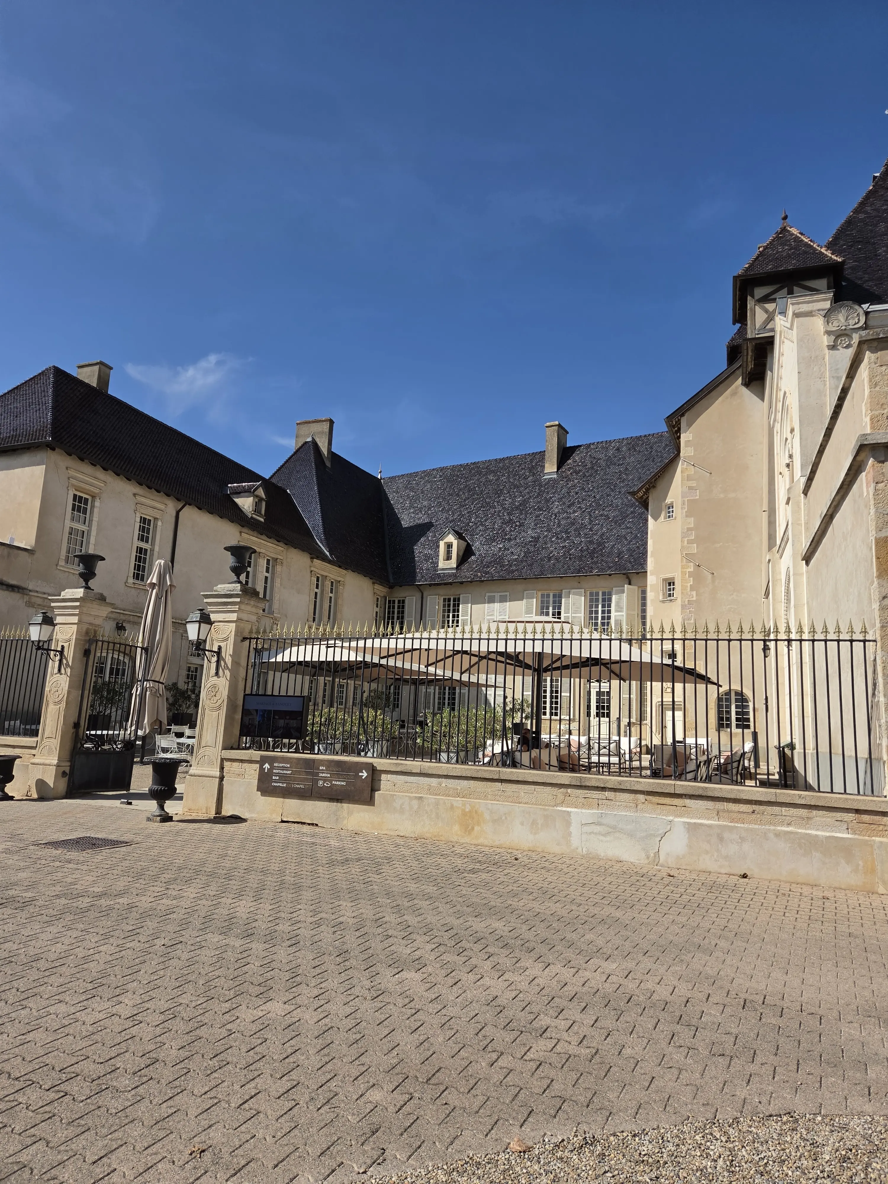 Cour et bâtiments en pierre sous un ciel bleu photographiés avec le Galaxy Z Fold8