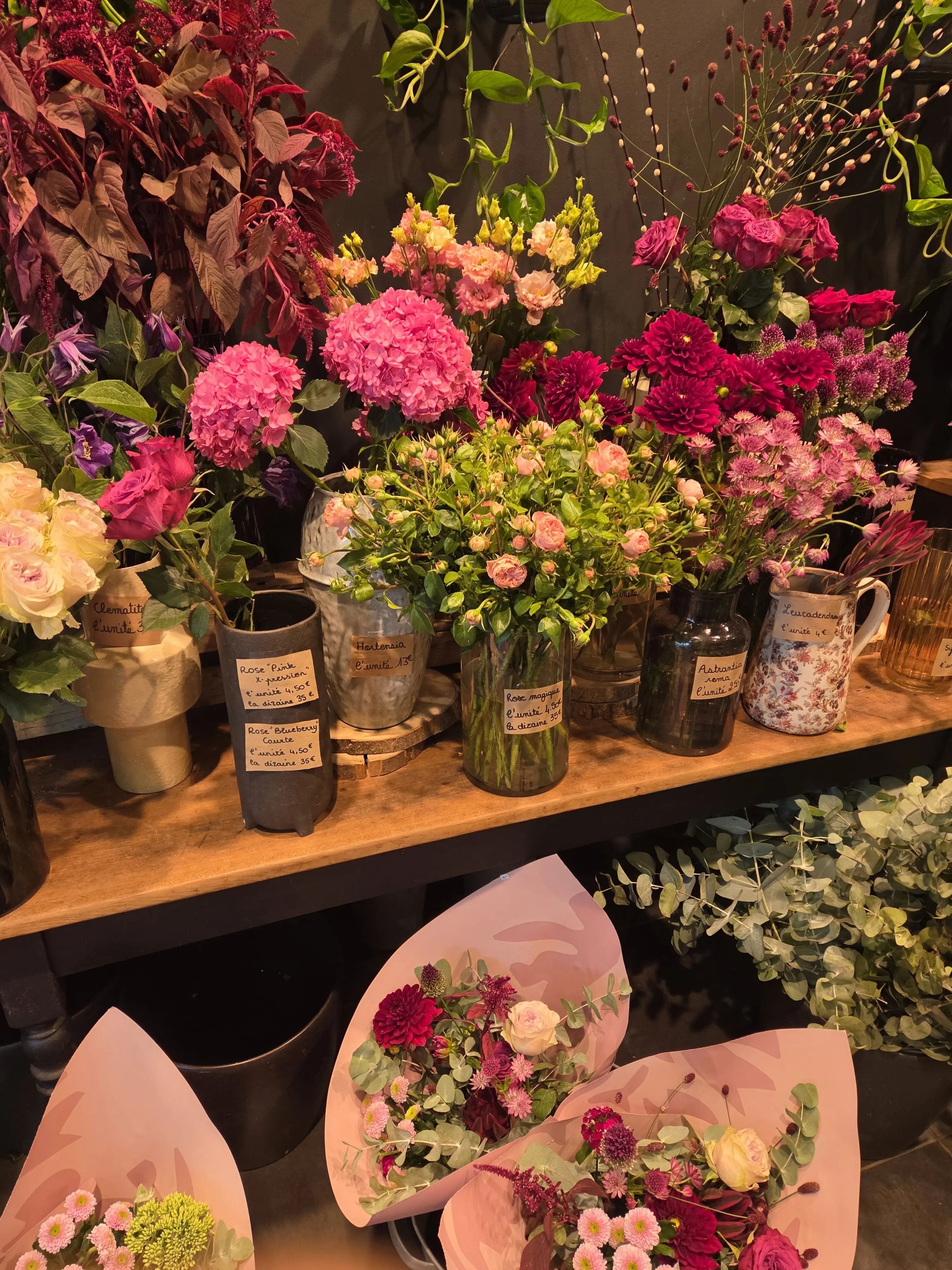 Bouquets de fleurs roses, rouges et jaunes photographiés en intérieur avec le Galaxy Z Fold8