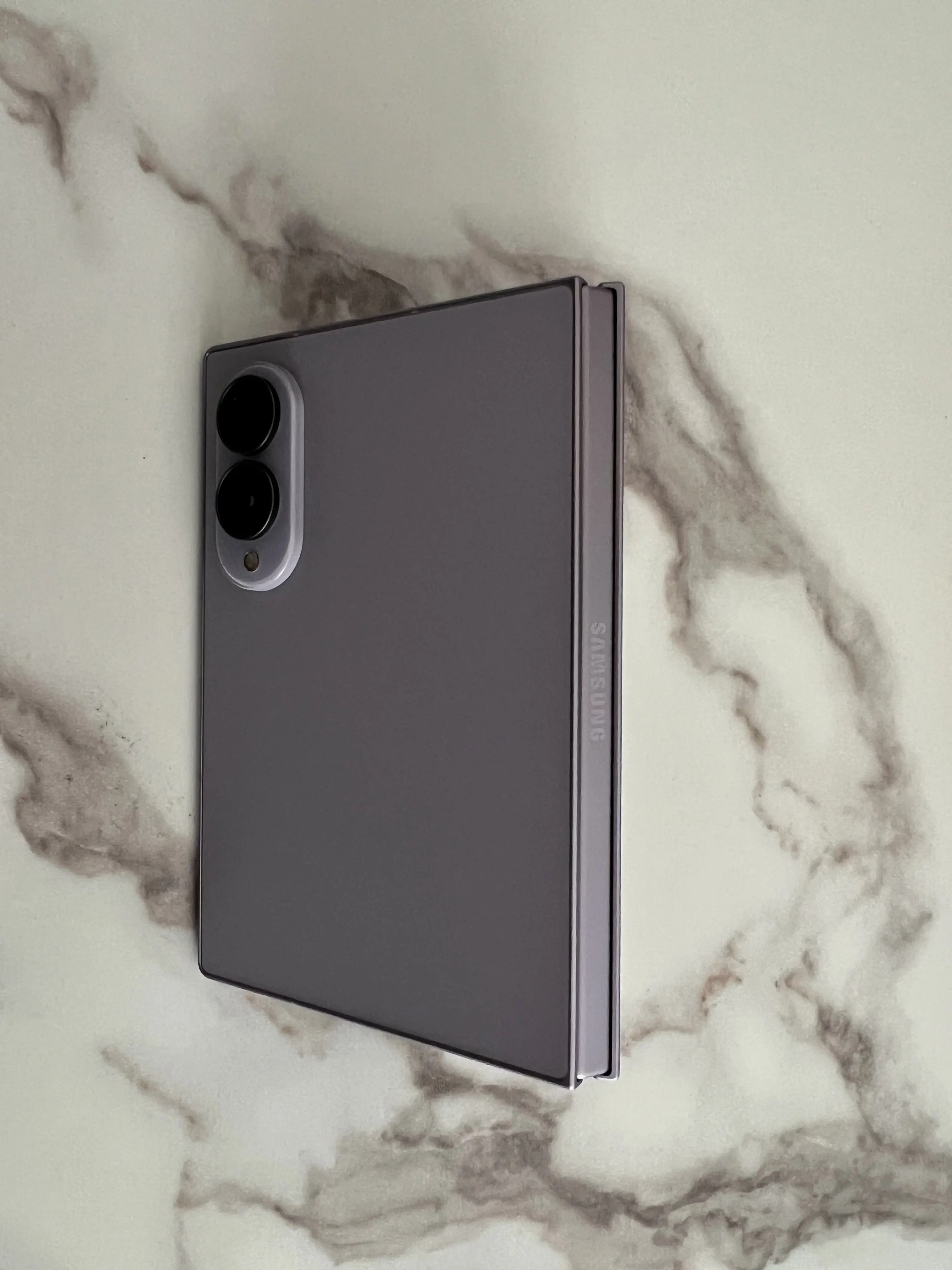 Tranche et charnière du Samsung Galaxy Z Fold8 Lavande vues de près