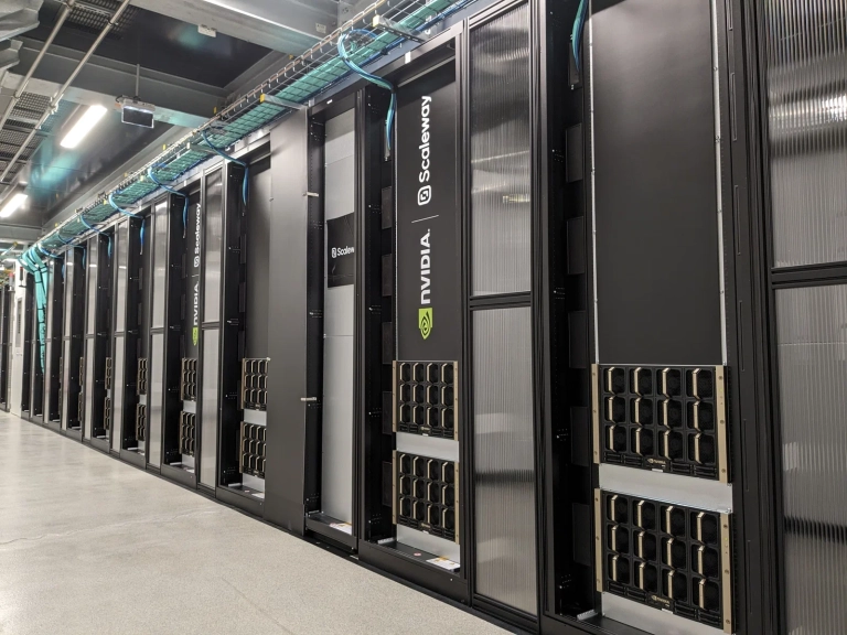 Photo d'archives des baies de calcul Scaleway en France, montrant une infrastructure Nvidia existante et non le futur supercalculateur AMD en Suède