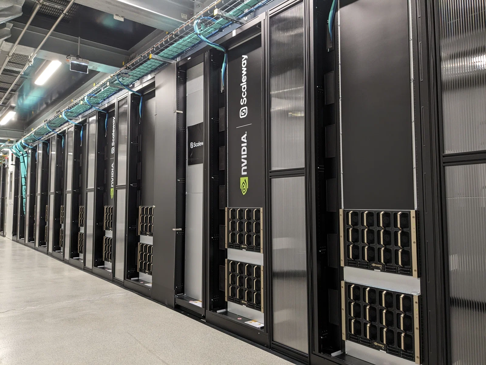 Photo d'archives des baies de calcul Scaleway en France, montrant une infrastructure Nvidia existante et non le futur supercalculateur AMD en Suède