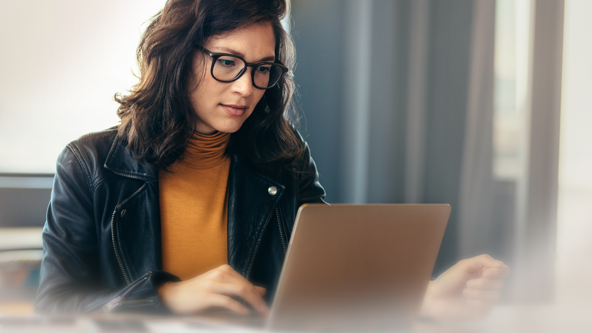Visuel officiel Microsoft montrant une professionnelle sur ordinateur, pour illustrer l’enquête sur Microsoft 365 et Copilot