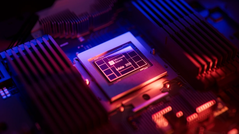 Photographie officielle Microsoft du prototype de puce Azure Maia 300 destiné à l'inférence IA en 2027