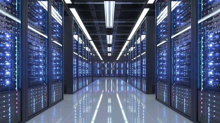 Allée de centre de données avec des baies de serveurs, illustration des commandes de RTX PRO 5500 de ByteDance, Alibaba et Tencent en Chine
