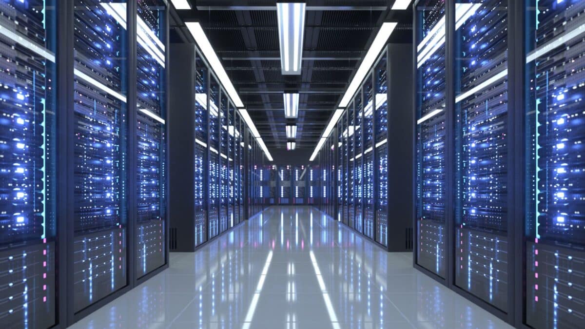 Allée de centre de données avec des baies de serveurs, illustration des commandes de RTX PRO 5500 de ByteDance, Alibaba et Tencent en Chine