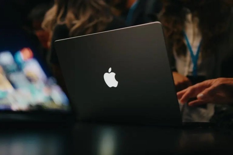 Apple-Macbook-Pro-OLED-Tactile-lumineux-logo