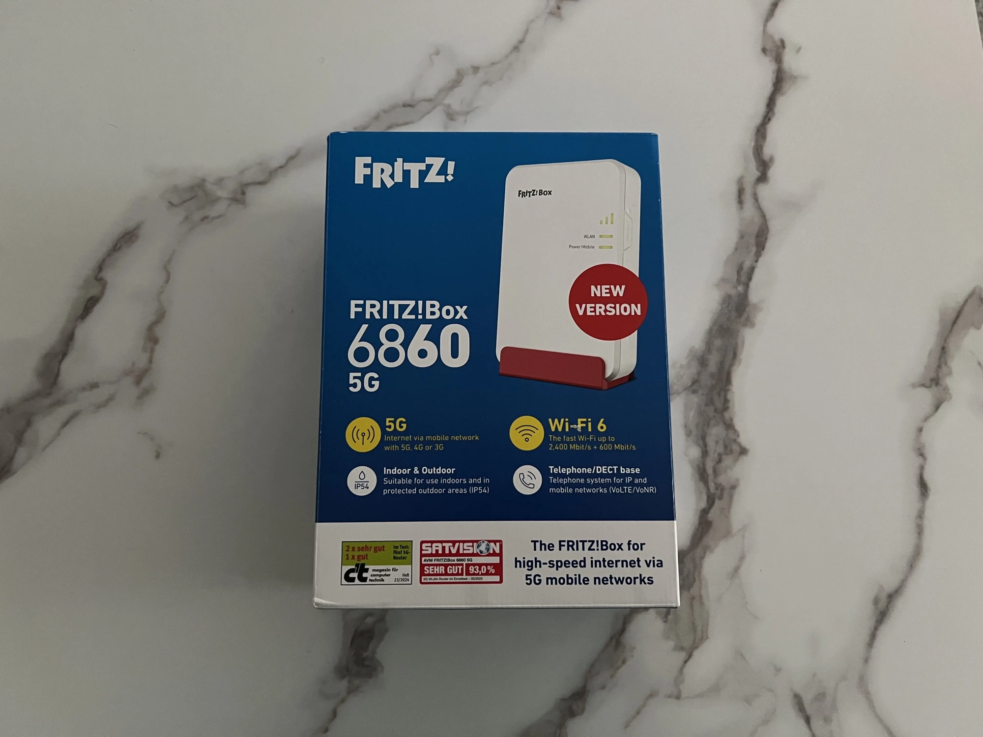 Boîte bleue de la FRITZ!Box 6860 5G nouvelle version, avec les mentions 5G et Wi-Fi 6