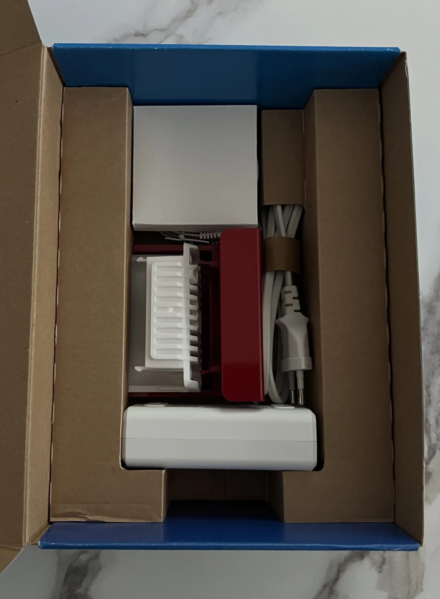FRITZ!Box 6860 5G blanche à côté de son injecteur d'alimentation PoE