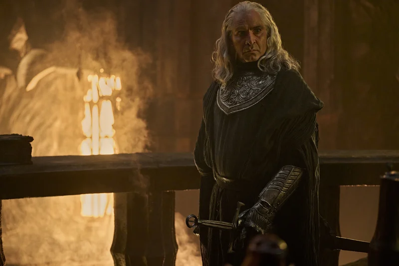 Personnage de la saison 3 des Anneaux de pouvoir dans une salle éclairée par les flammes