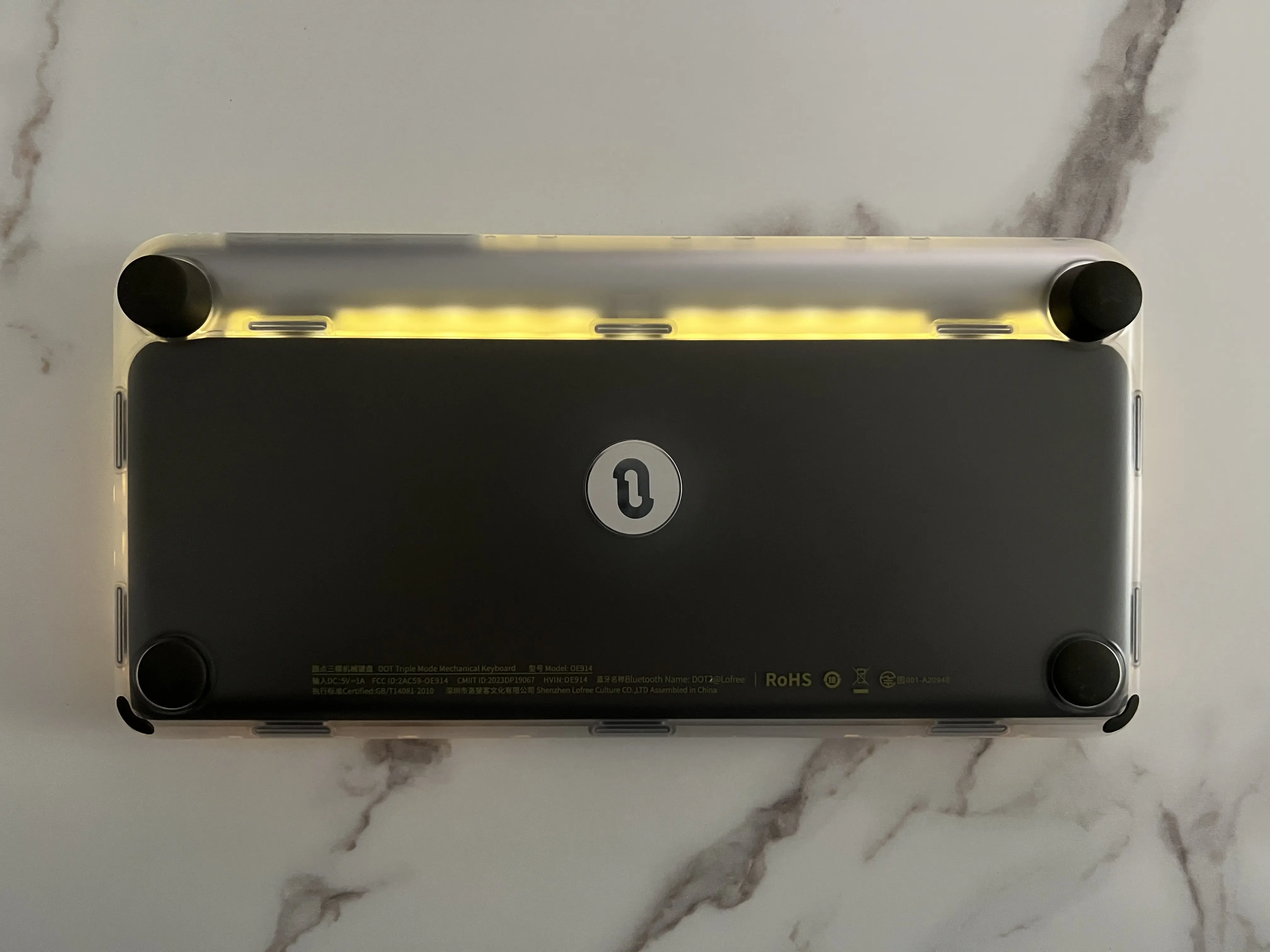 Dessous du clavier Lofree 432Hz Polar Moss avec ses pieds antidérapants et son châssis noir