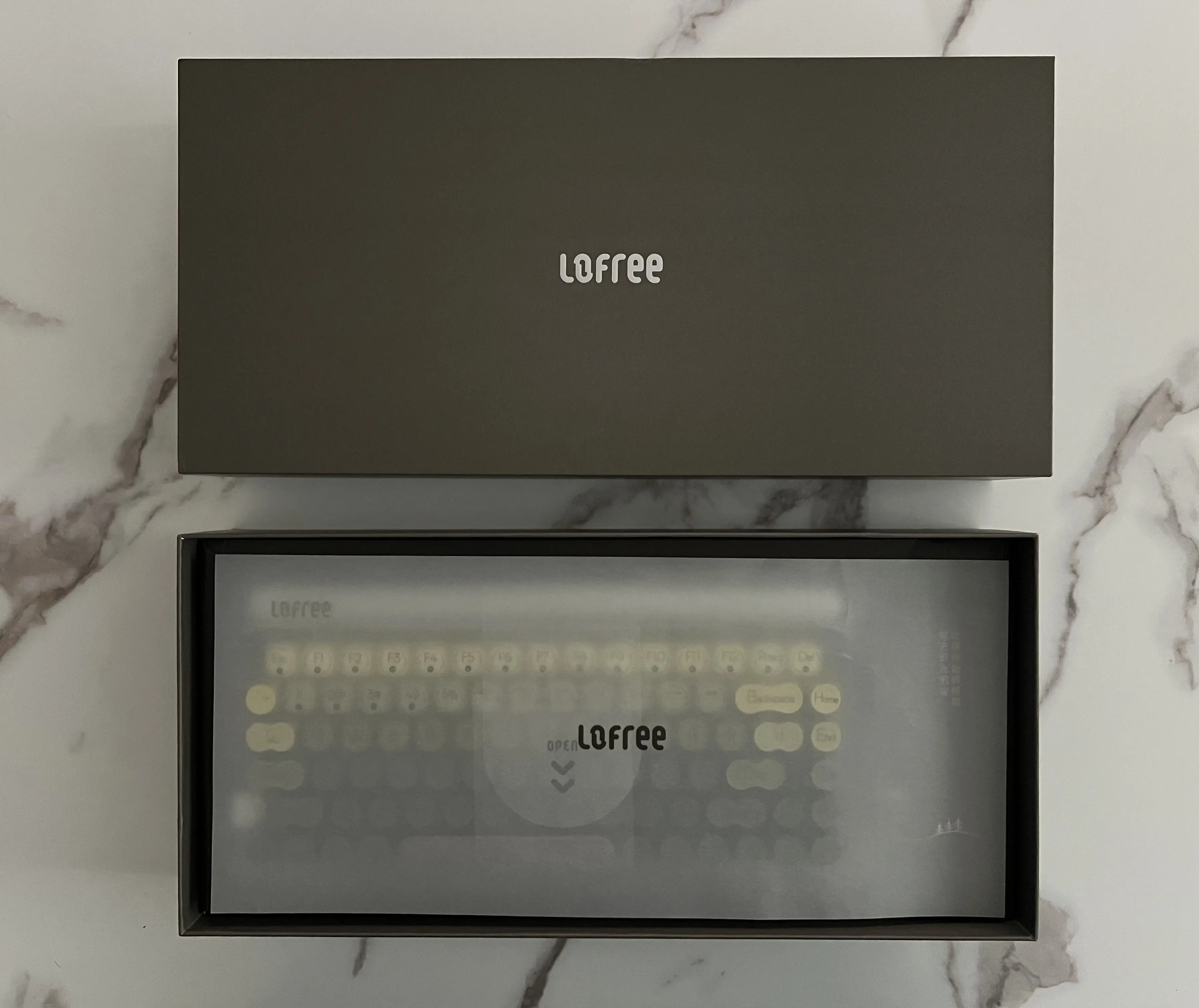 Boîte ouverte du Lofree 432Hz Polar Moss avec le clavier encore sous sa protection translucide