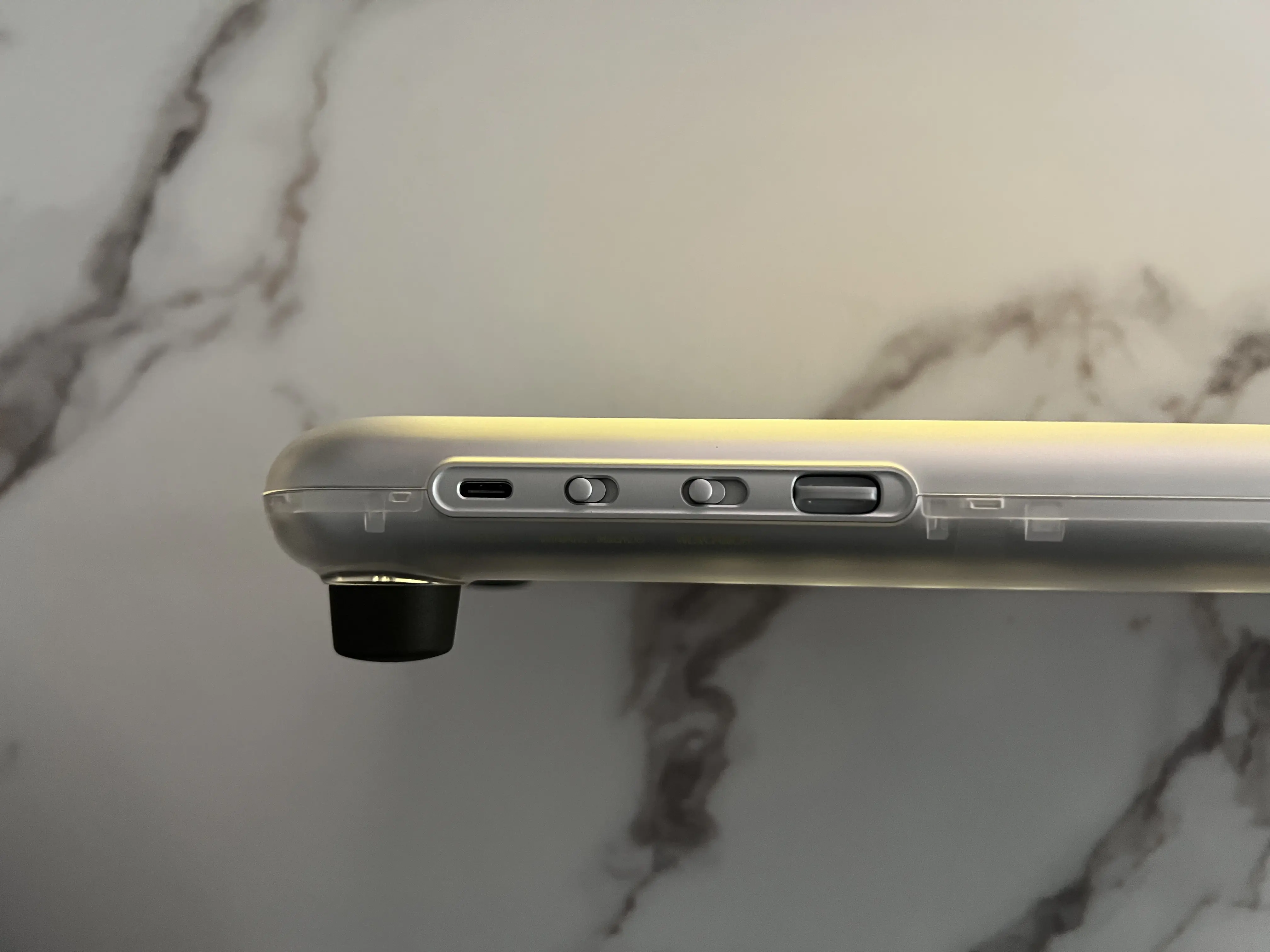 Tranche du Lofree 432Hz Polar Moss avec port USB-C, deux sélecteurs et commande intégrée