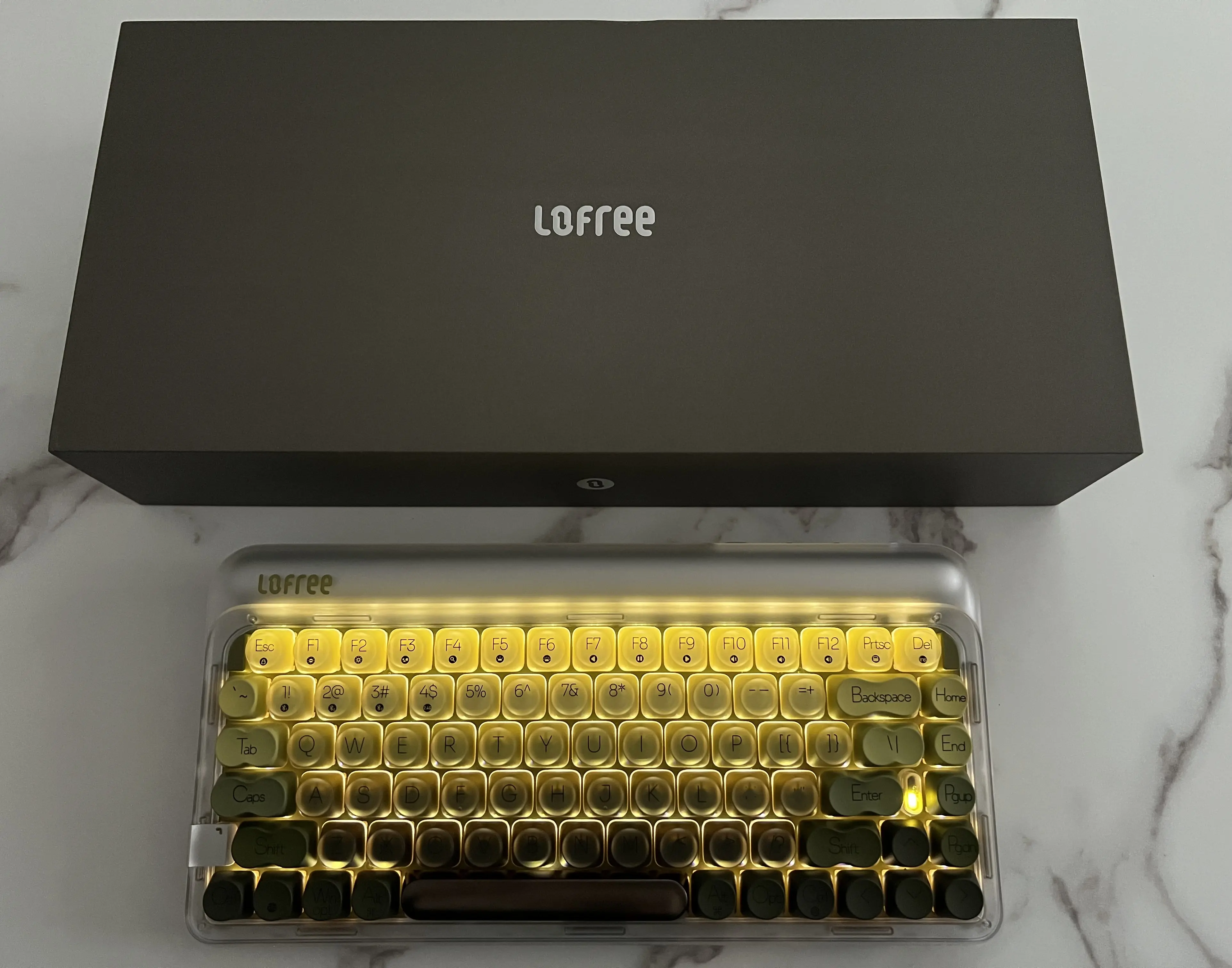 Lofree 432Hz Polar Moss avec rétroéclairage blanc traversant les touches vertes et produisant une lumière dorée