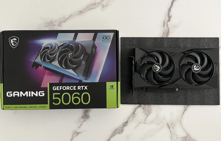 MSI GeForce RTX 5060 Gaming OC à deux ventilateurs photographiée devant sa boîte