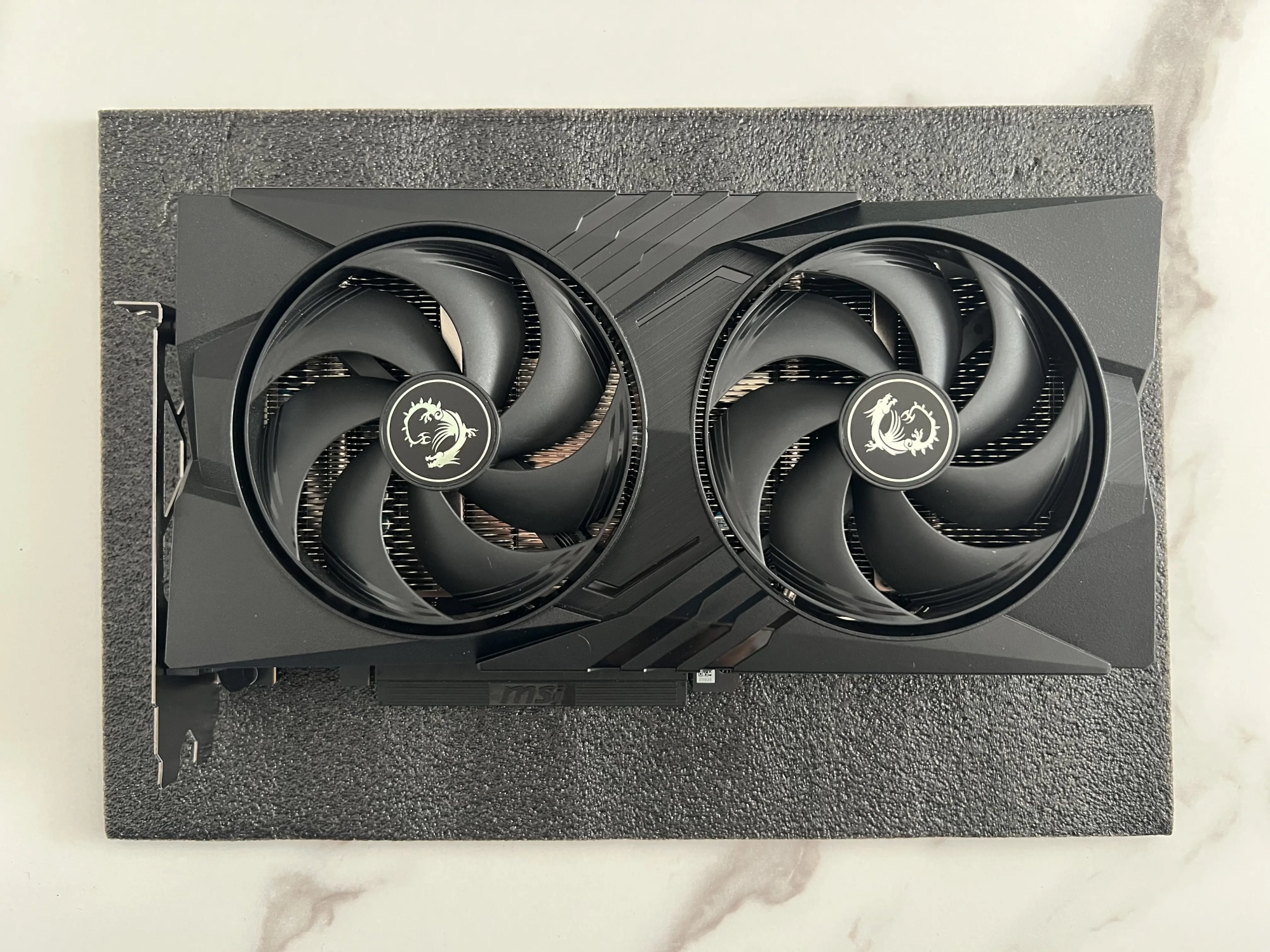Face avant de la MSI RTX 5060 Gaming OC avec ses deux ventilateurs noirs