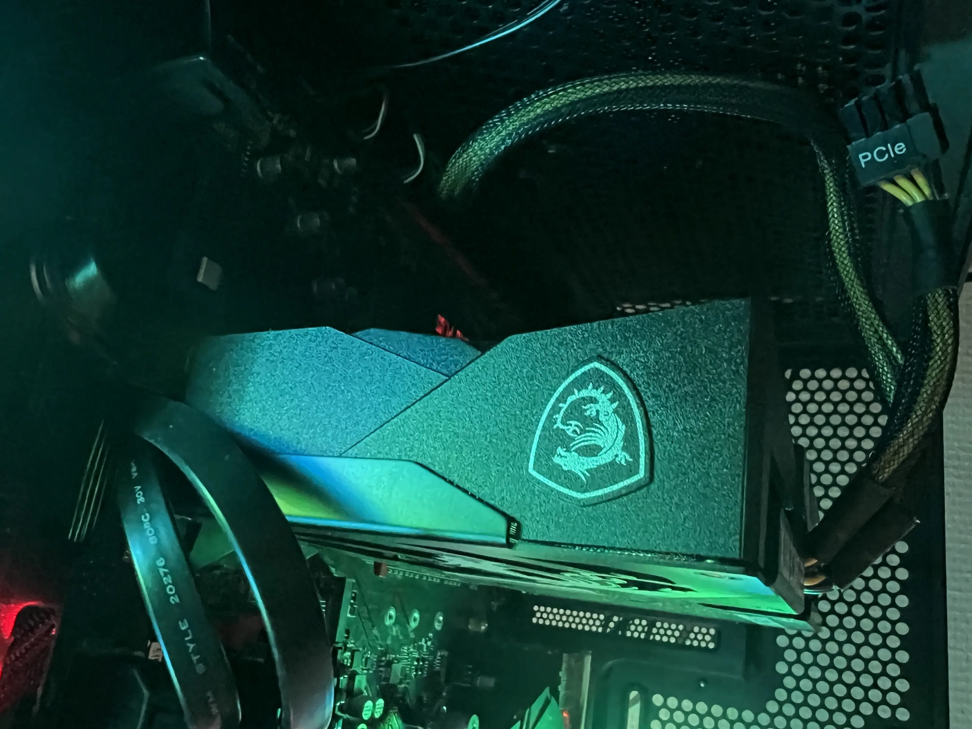 Logo MSI illuminé en vert sur le flanc de la RTX 5060 Gaming OC