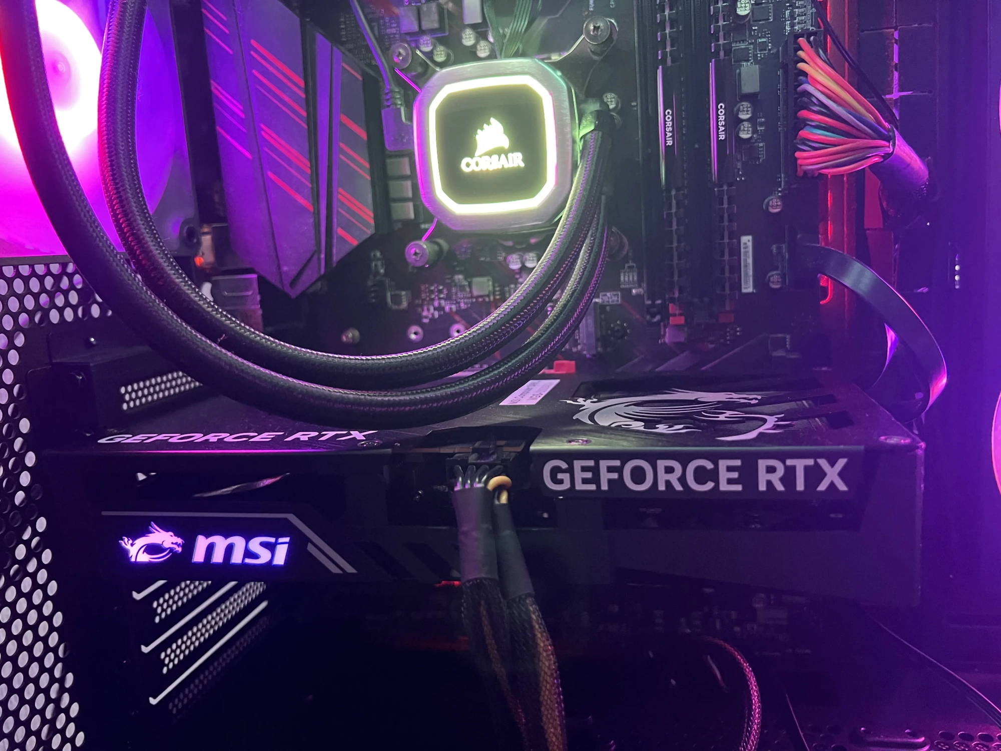 MSI GeForce RTX 5060 Gaming OC installée dans un PC avec éclairage violet