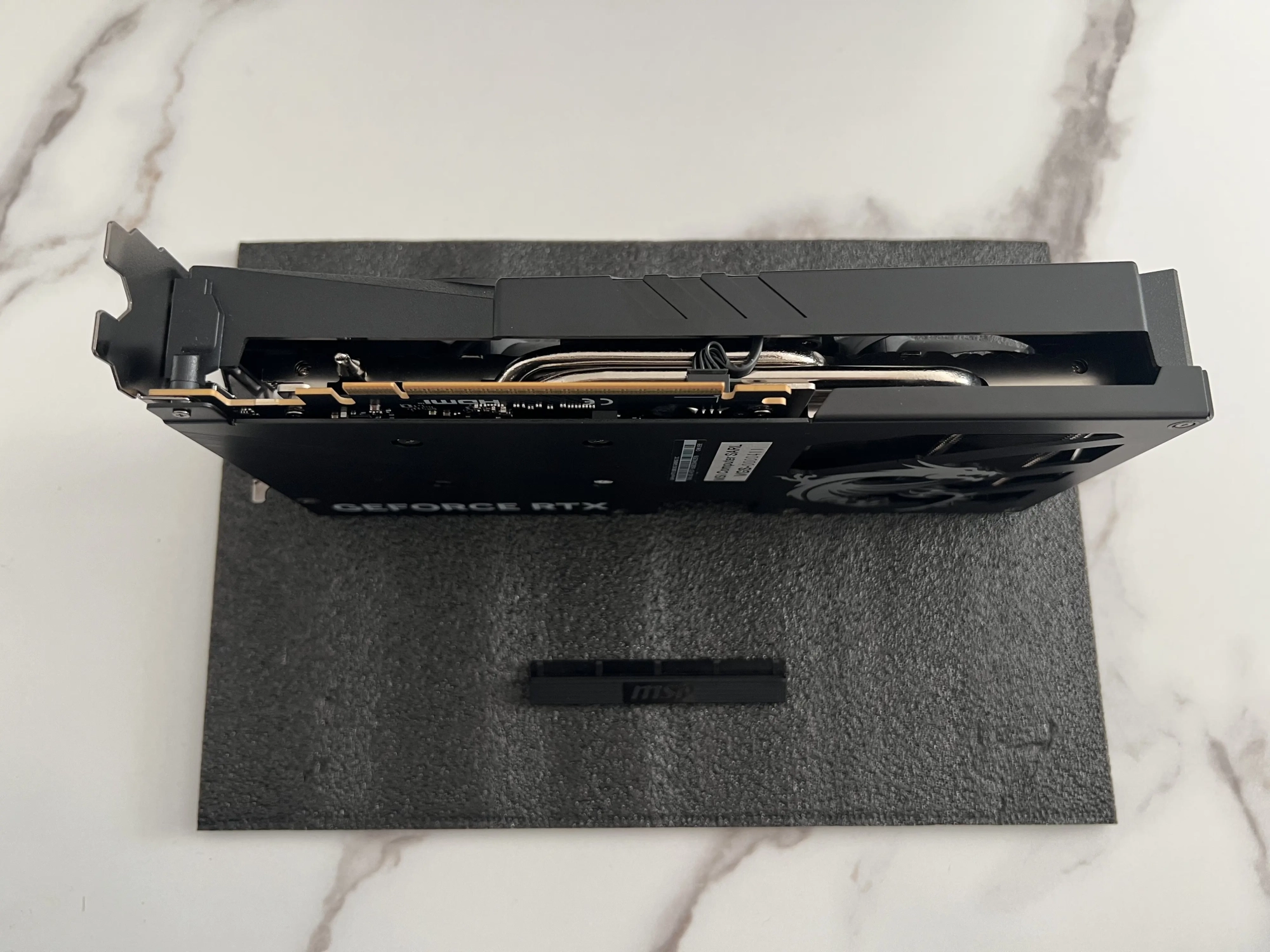 Vue latérale du radiateur et des caloducs de la MSI RTX 5060 Gaming OC