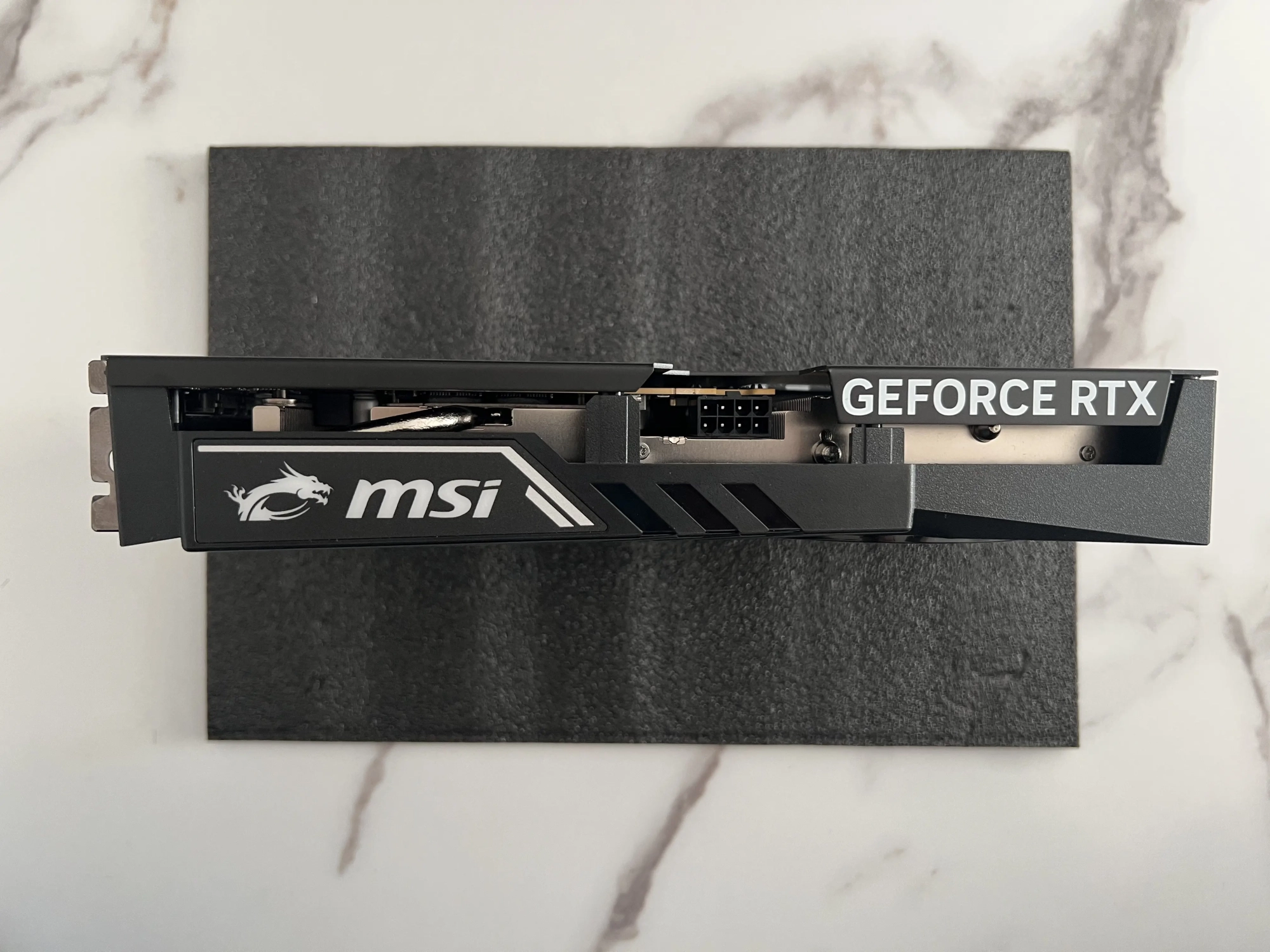 Tranche de la MSI RTX 5060 Gaming OC montrant le connecteur PCIe à huit broches