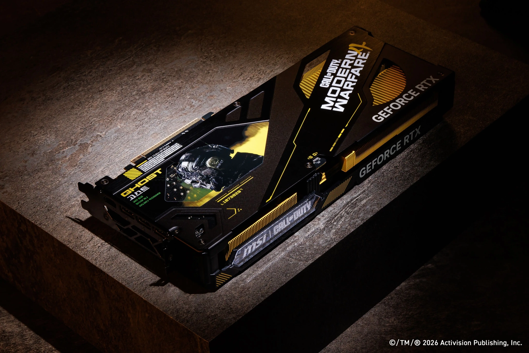 MSI GeForce RTX 5080 Call of Duty Modern Warfare 4 Edition OC vue de trois quarts, avec trois ventilateurs noirs entourés de jaune