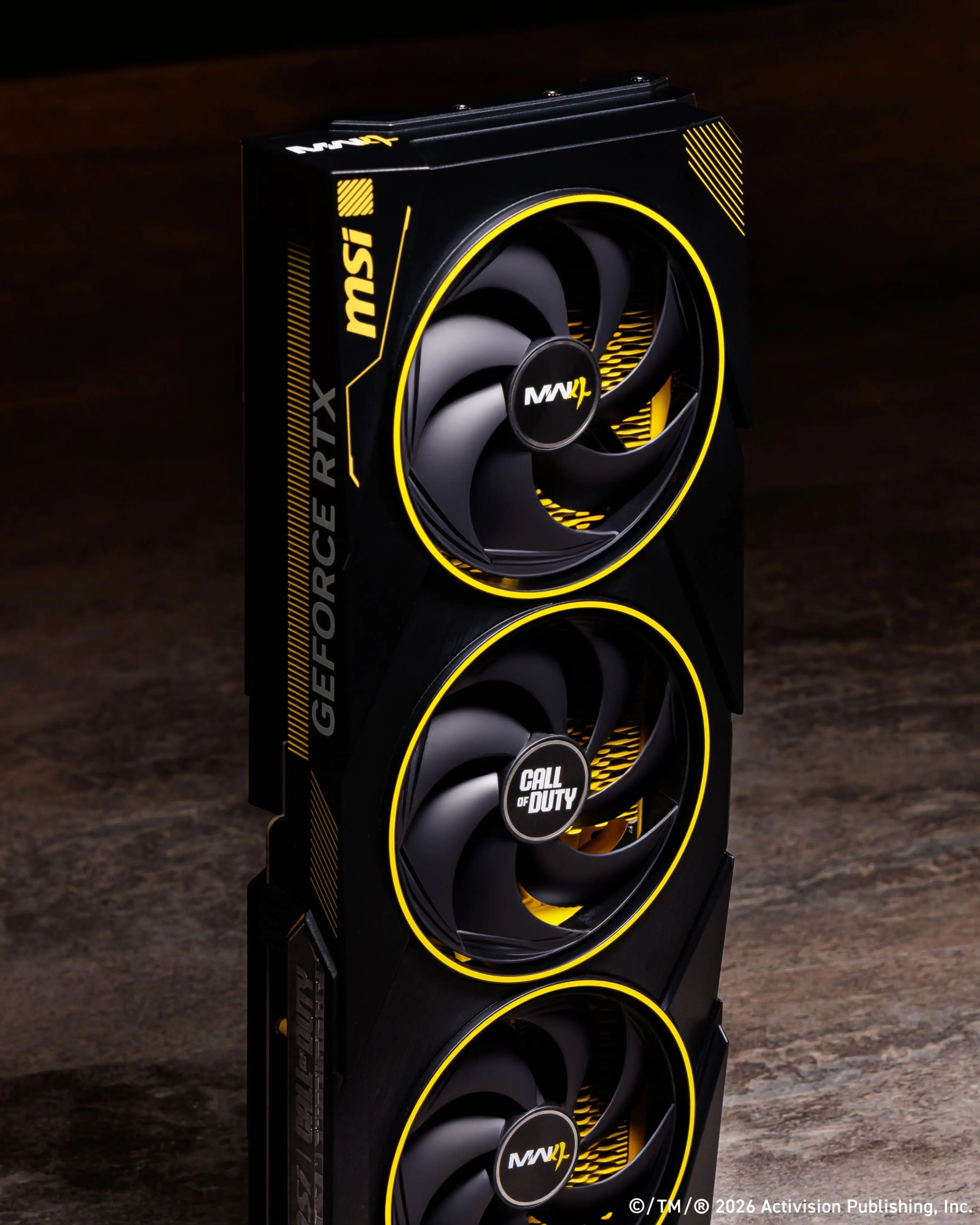 Vue verticale de la MSI RTX 5080 Modern Warfare 4 Edition avec trois ventilateurs noirs et anneaux jaunes