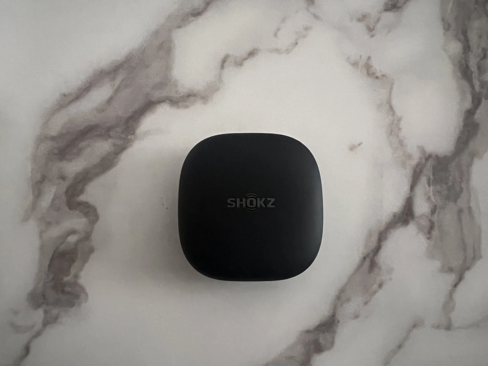 Boîtier de charge noir Shokz OpenFit Air 2 fermé, vu de dessus