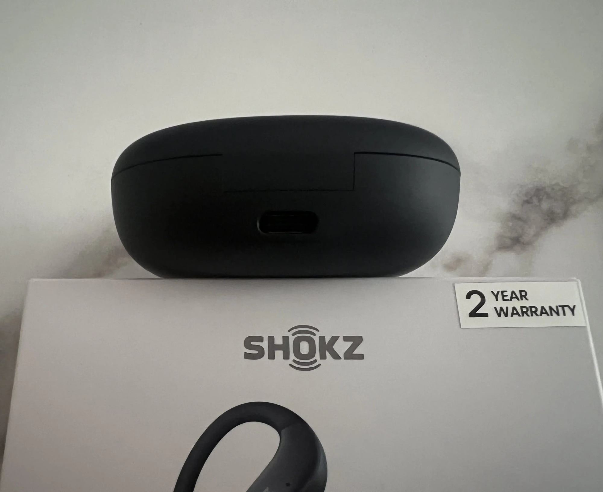 Port USB-C au dos du boîtier de charge Shokz OpenFit Air 2 noir